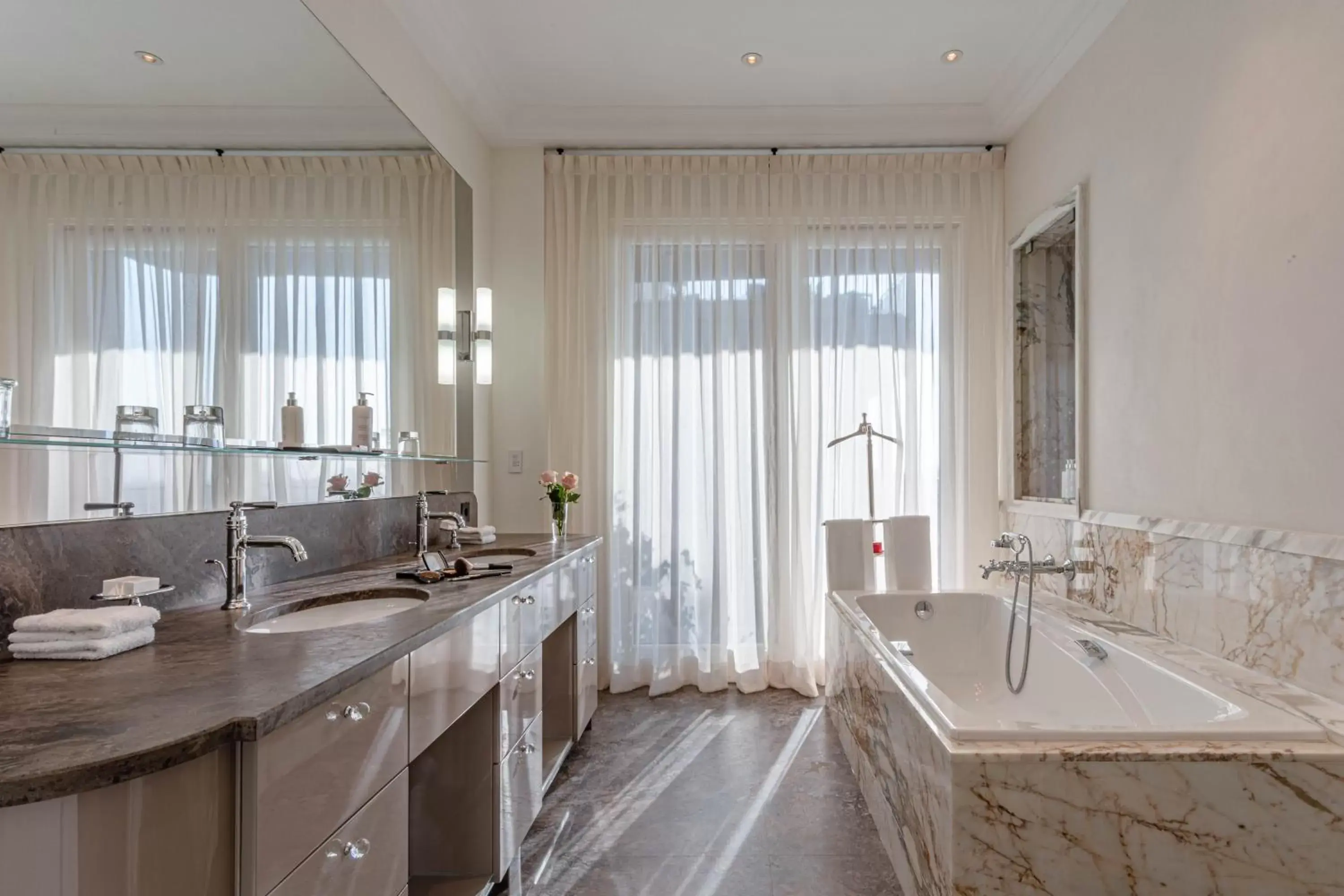 Bathroom in Palazzo Parigi Hotel & Grand Spa - LHW