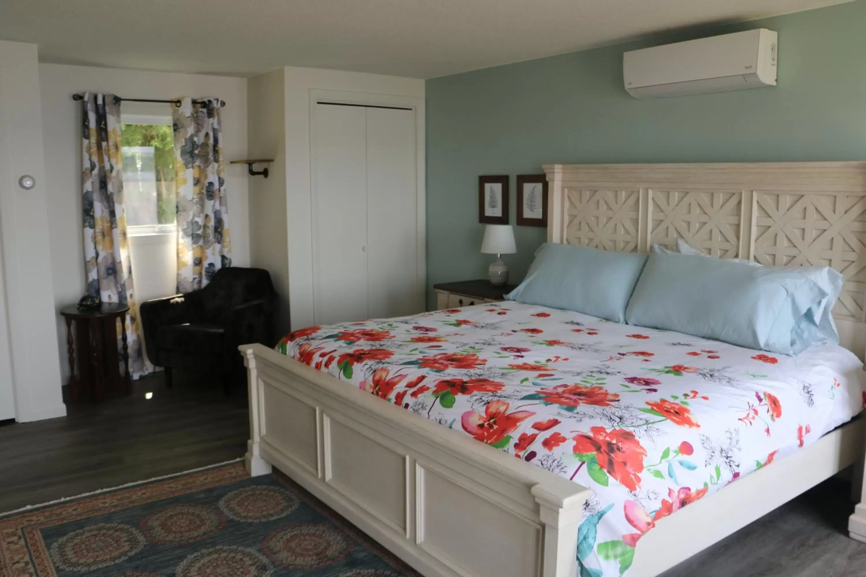 Bedroom, Bed in Lakeshore Vermont