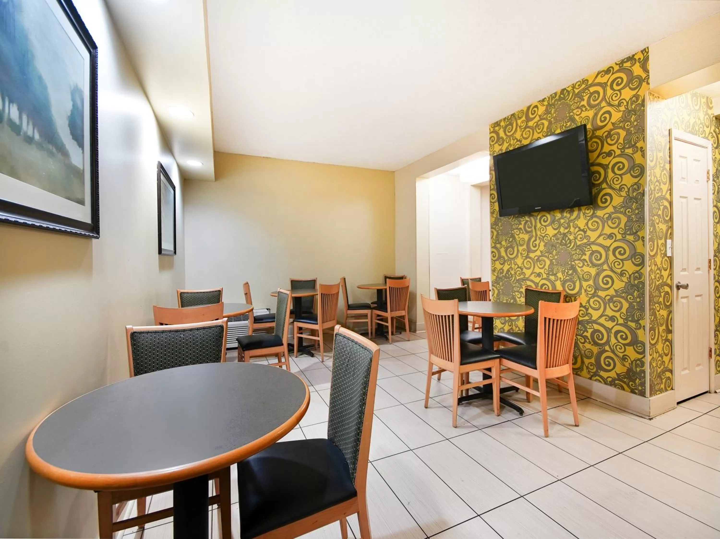 Restaurant/places to eat in Baymont by Wyndham Williamsburg