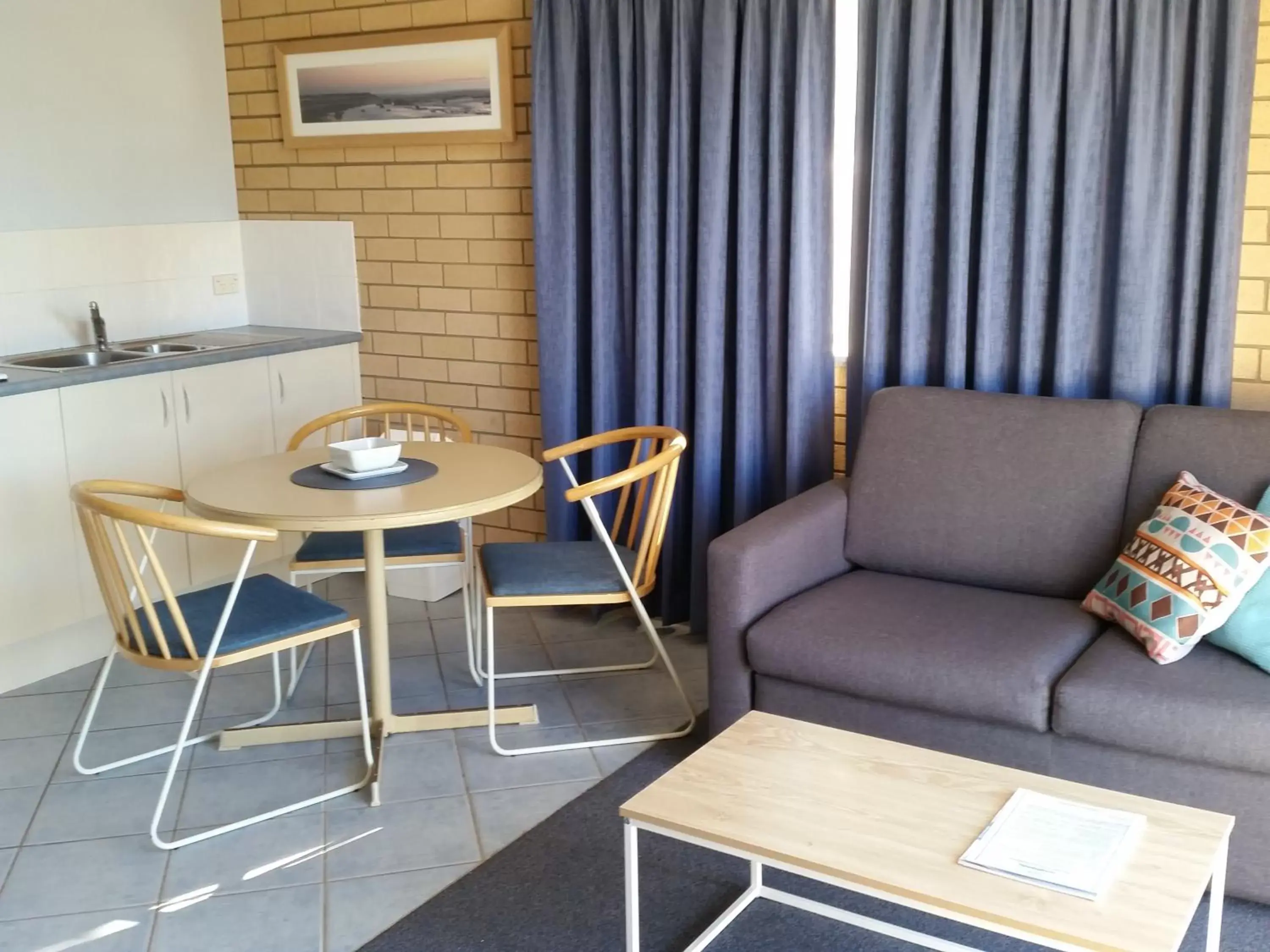 Kitchen or kitchenette, Seating Area in Dolphins of Mollymook Motel and Fifth Green Apartments