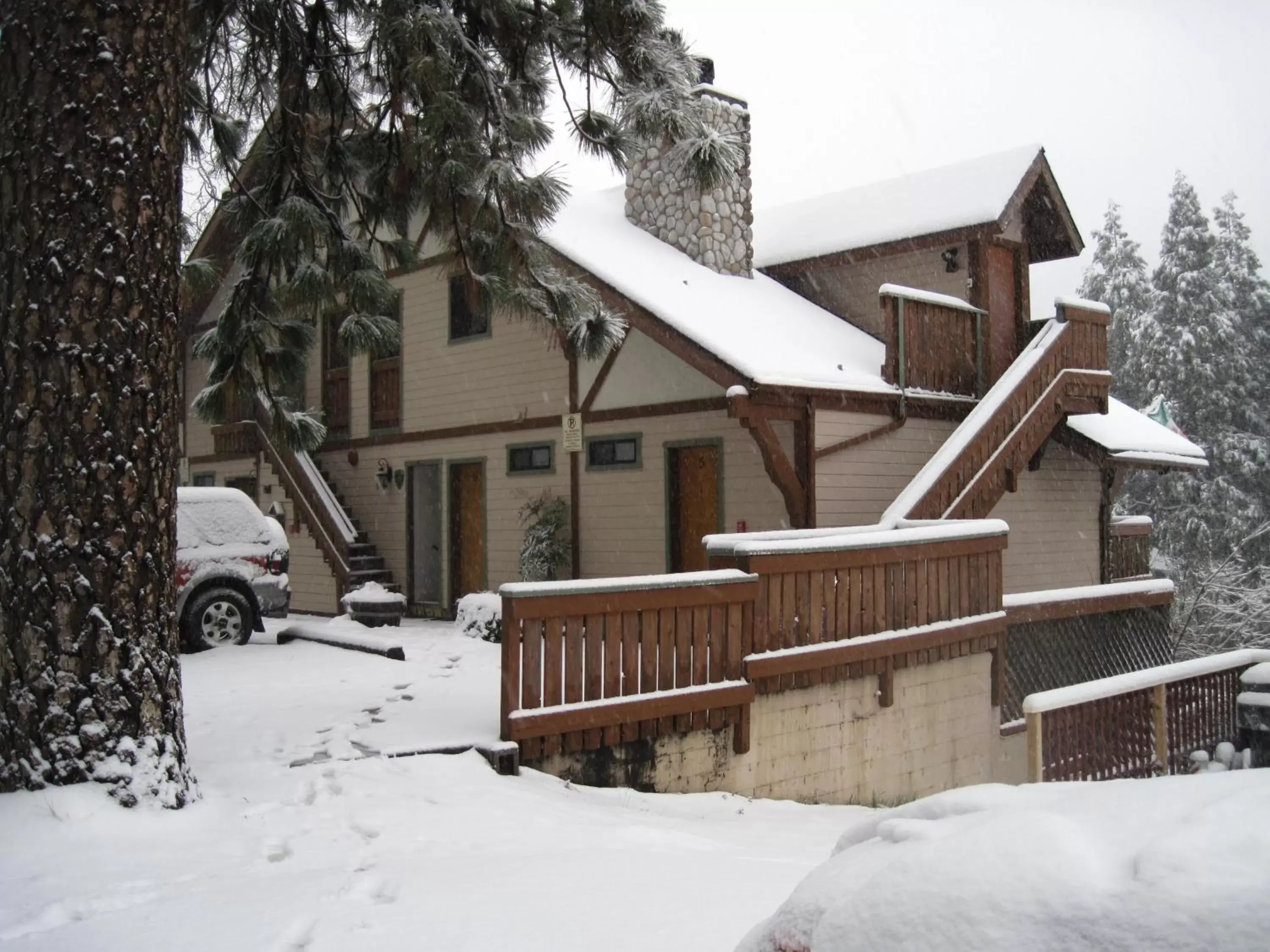 Facade/entrance, Winter in The North Shore Inn