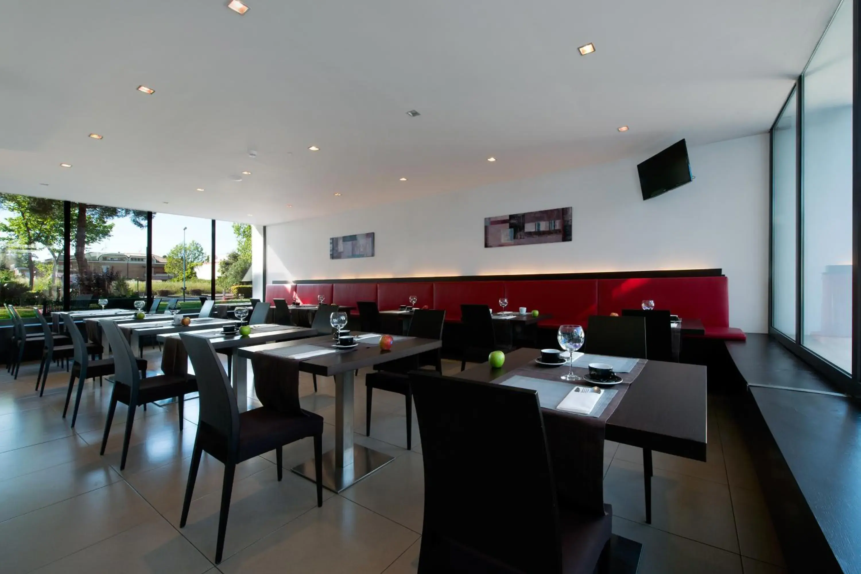 Lounge or bar, Restaurant/Places to Eat in Garden Hotel
