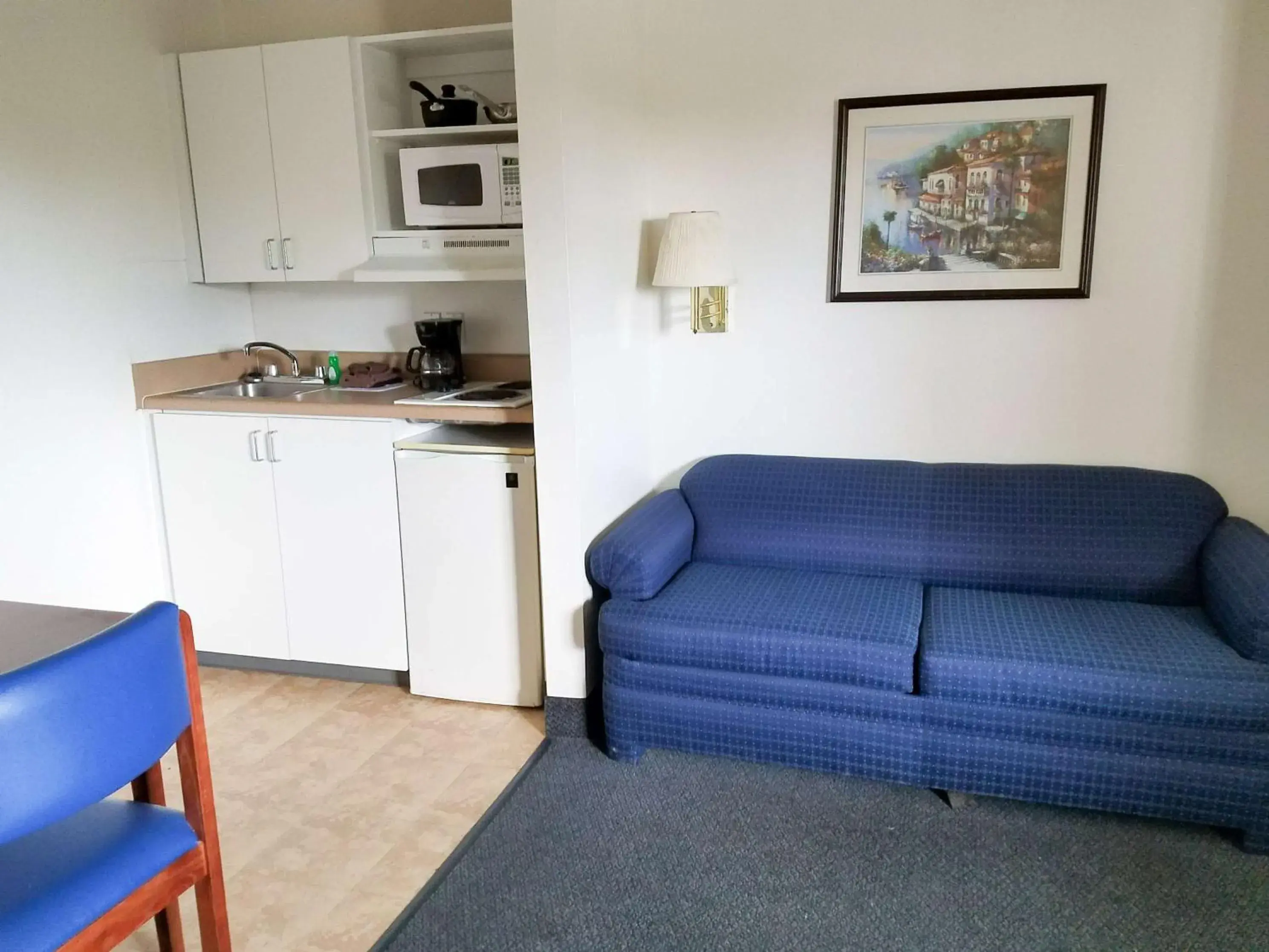 Photo of the whole room, Kitchen/Kitchenette in Motel 6-Fayetteville, NC - Fort Bragg Area