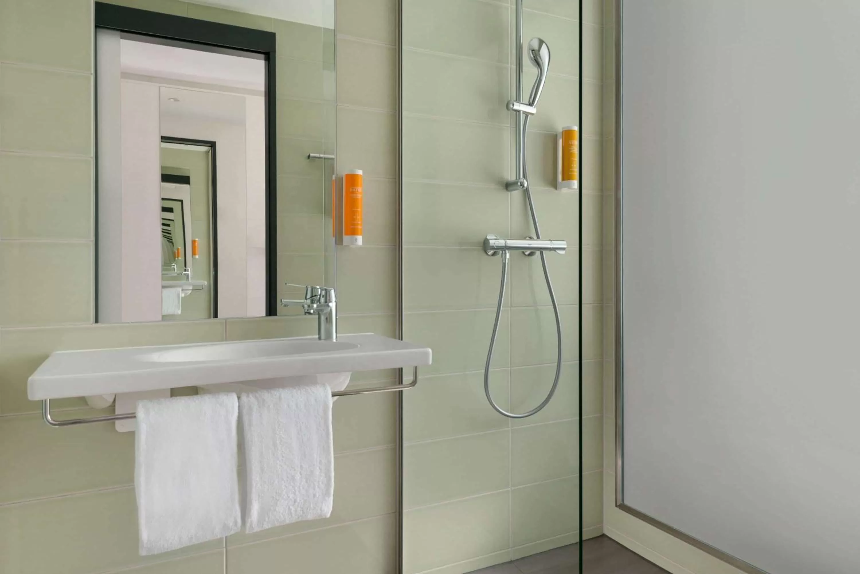 Toilet in Super 8 by Wyndham Mainz Zollhafen