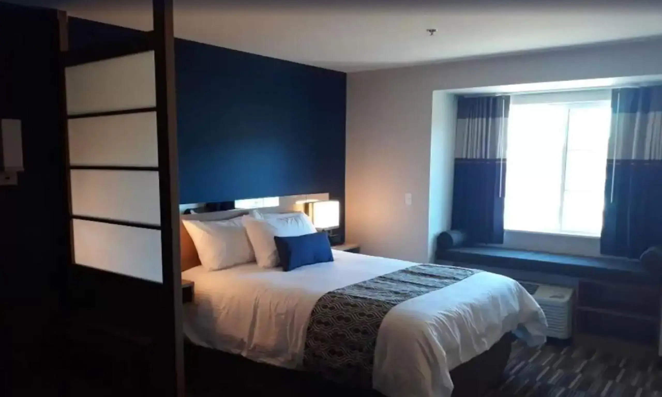 Bed in Microtel Inn & Suites by Wyndham Woodland Park