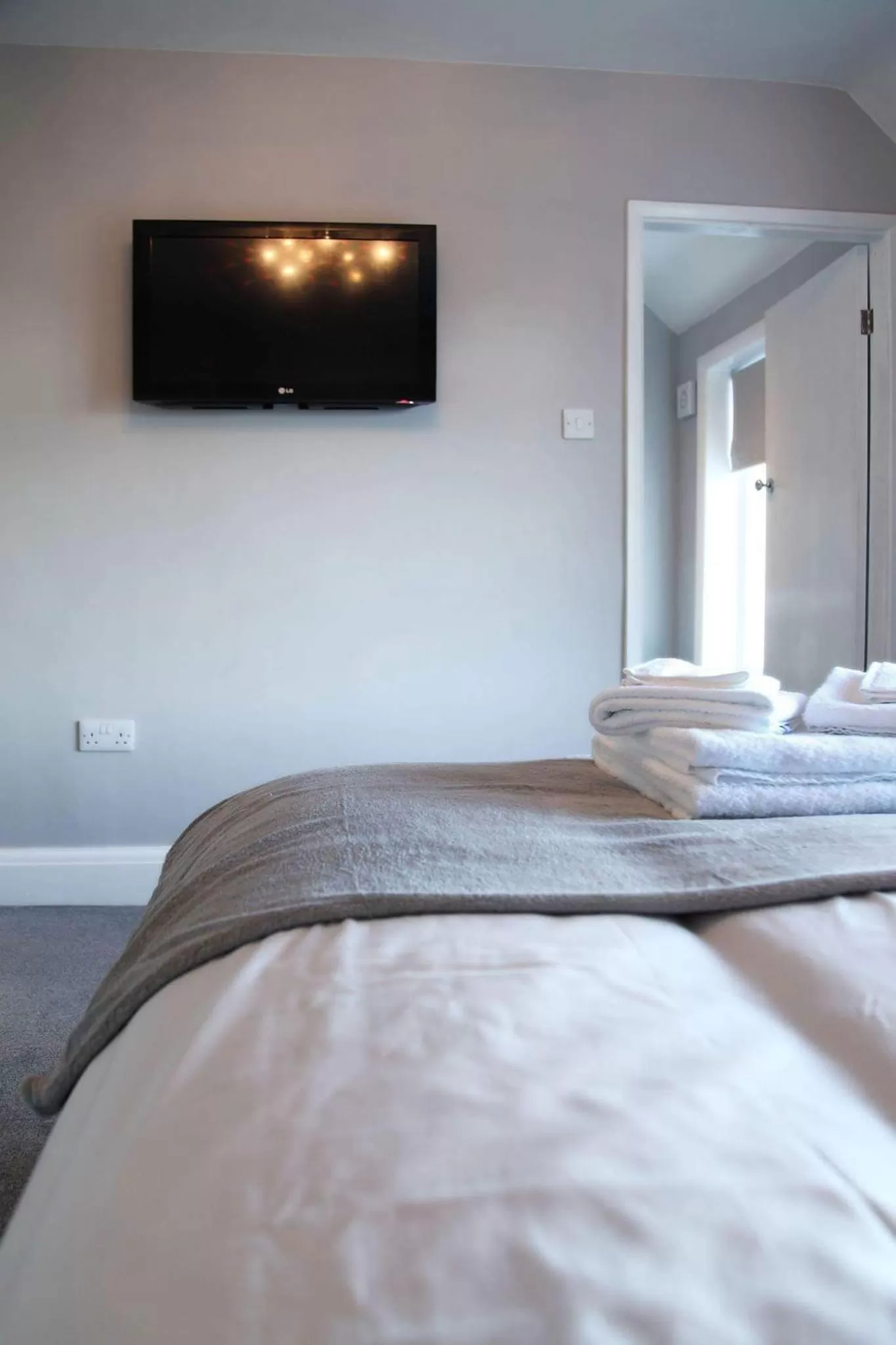 TV and multimedia, Bed in The Windmill Inn - Whitby