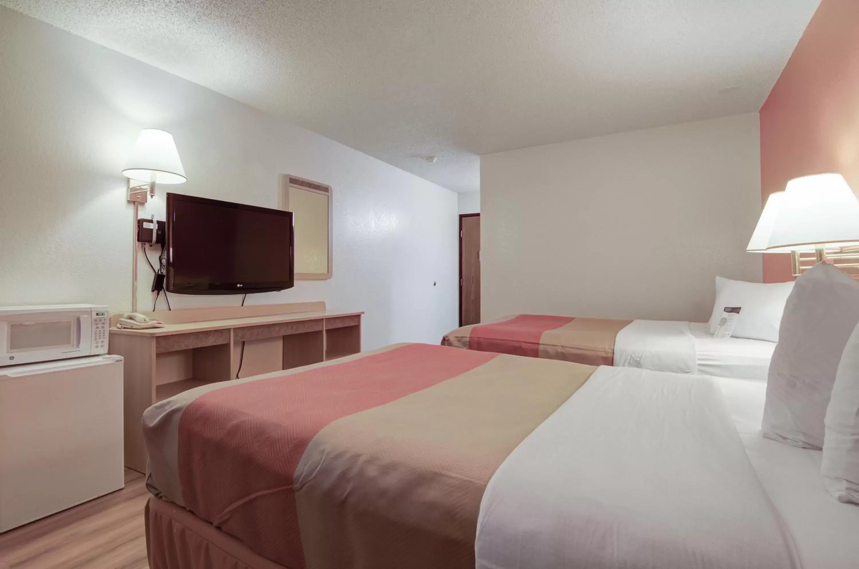 Bedroom, Bed in Motel 6-Colby, KS