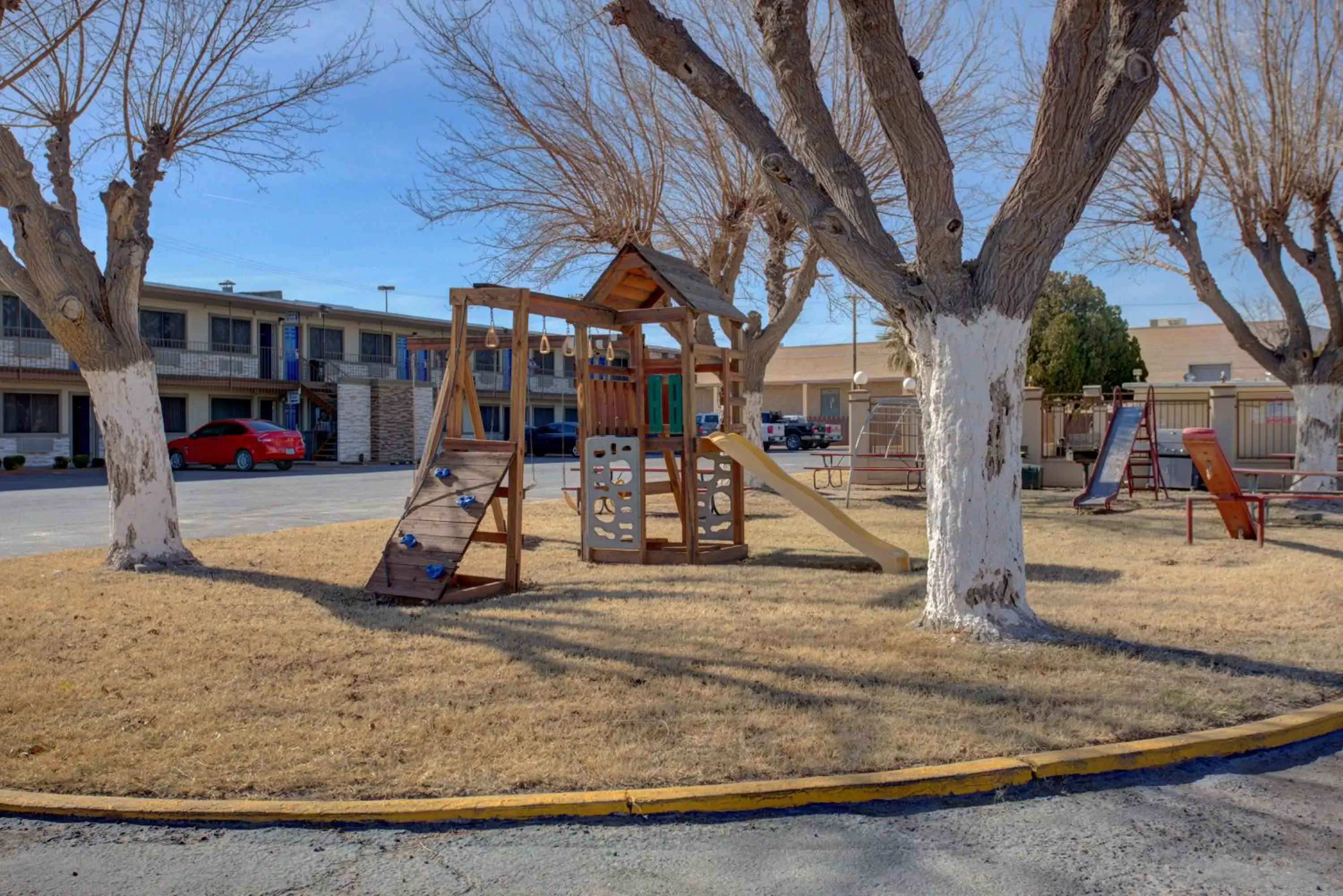 BBQ facilities, Children's Play Area in Carlsbad Inn , New Mexico