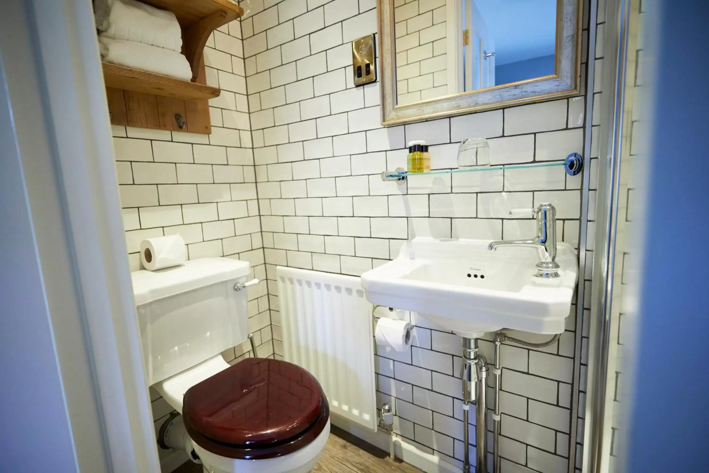 Bathroom in Wykeham Arms
