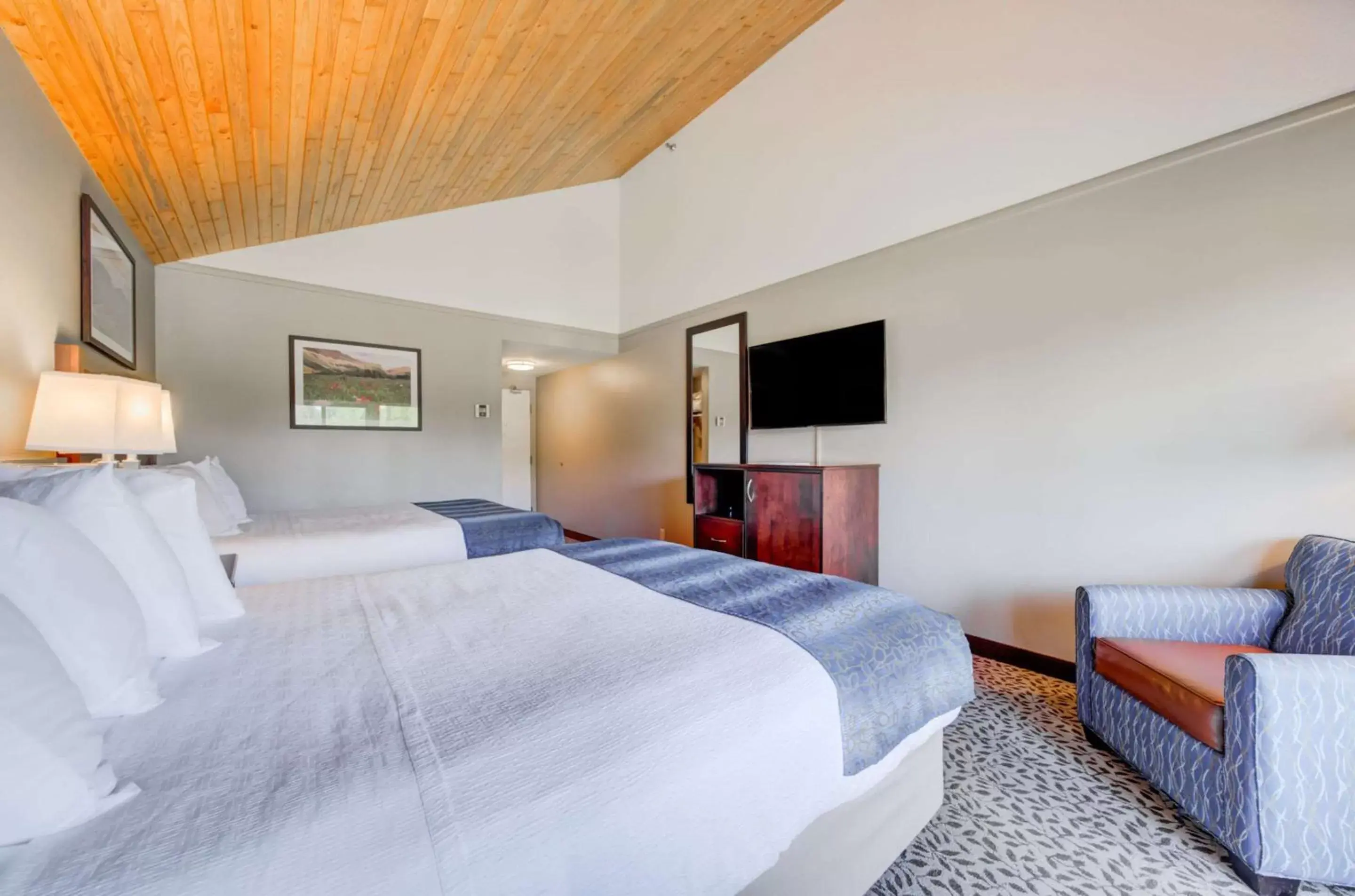 Bedroom, Bed in The Pine Lodge on Whitefish River, Ascend Hotel Collection