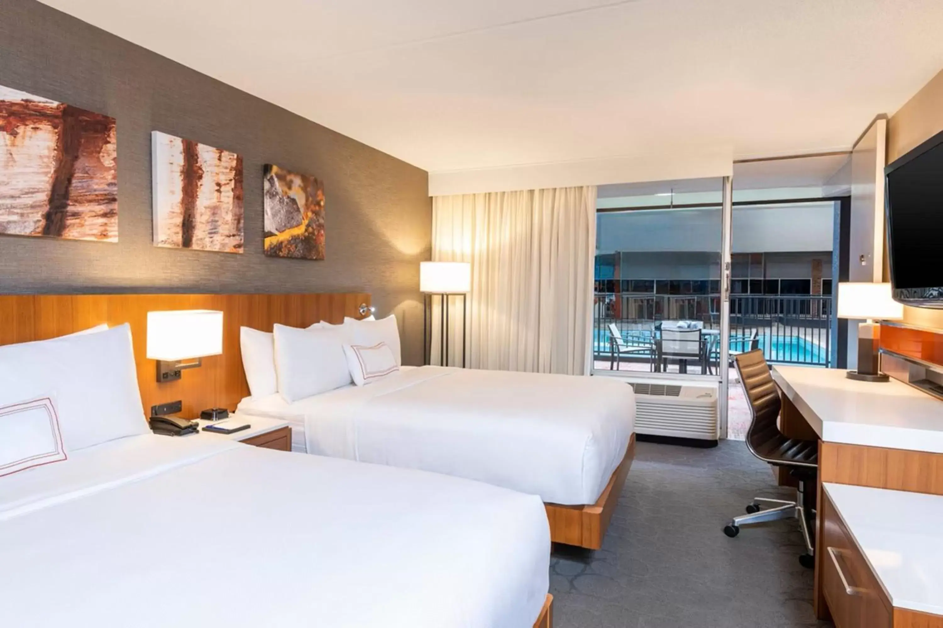 Swimming pool, Bed in Delta Hotels by Marriott Grand Rapids Airport Swimming pool, Bed in Delta Hotels by Marriott Grand Rapids Airport