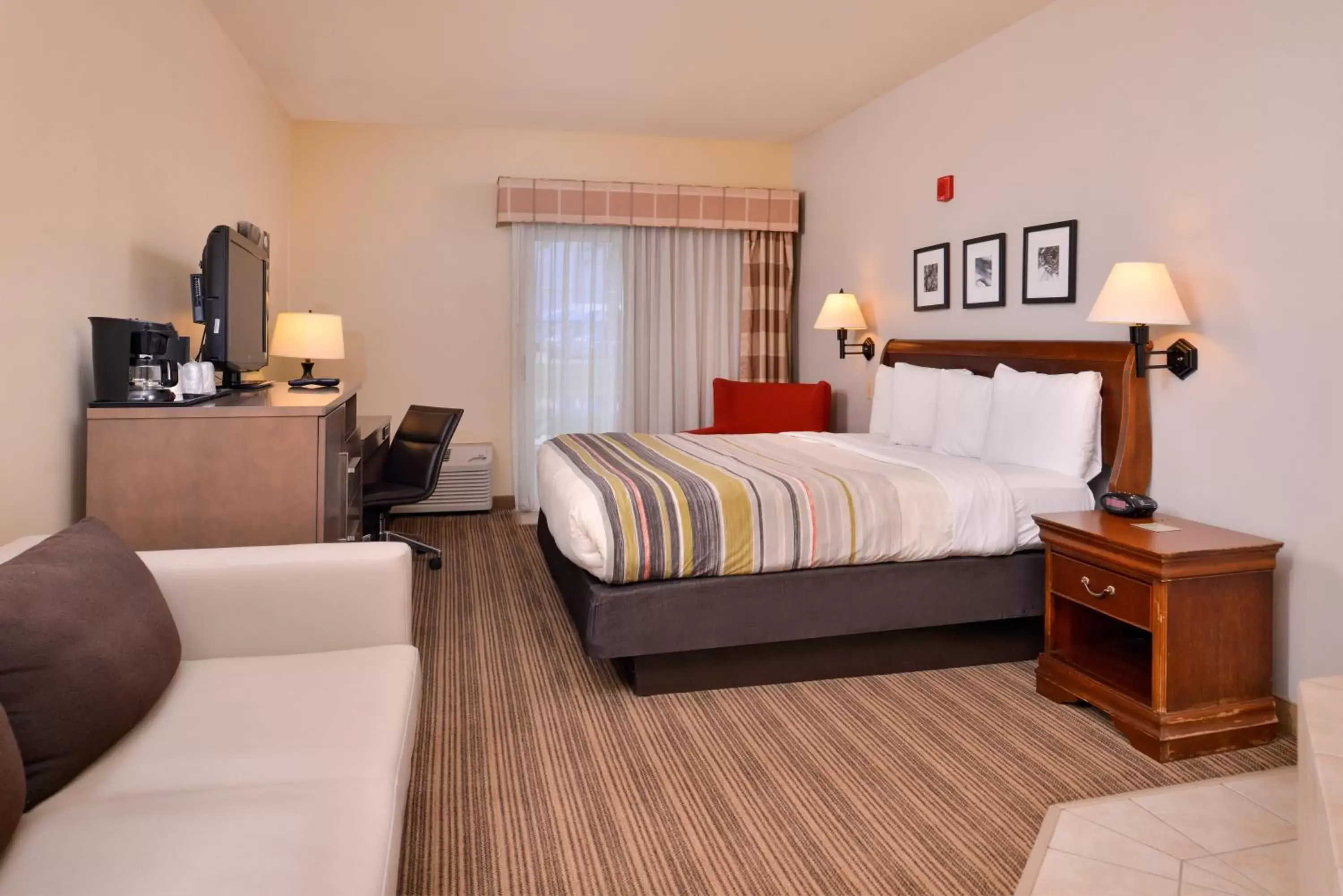 Property building in Country Inn & Suites by Radisson, Omaha Airport, IA