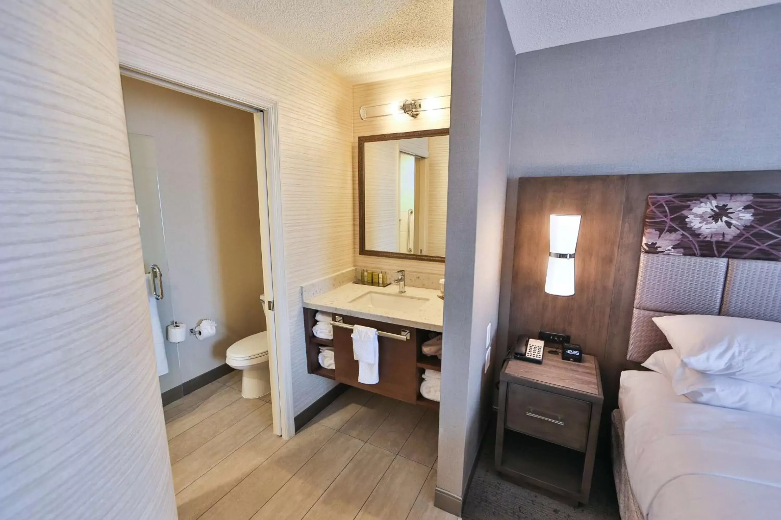 Bed, Bathroom in DoubleTree by Hilton Atlanta Alpharetta-Windward