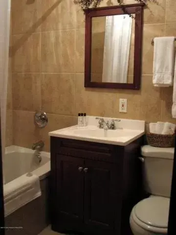 Bathroom in Colter's Lodge