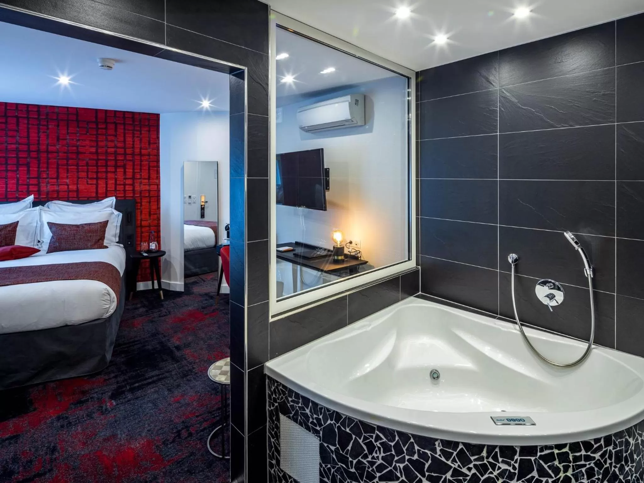 Bathroom, Bed in Hôtel Garrigae Villa La Florangerie - SPA & Piscine