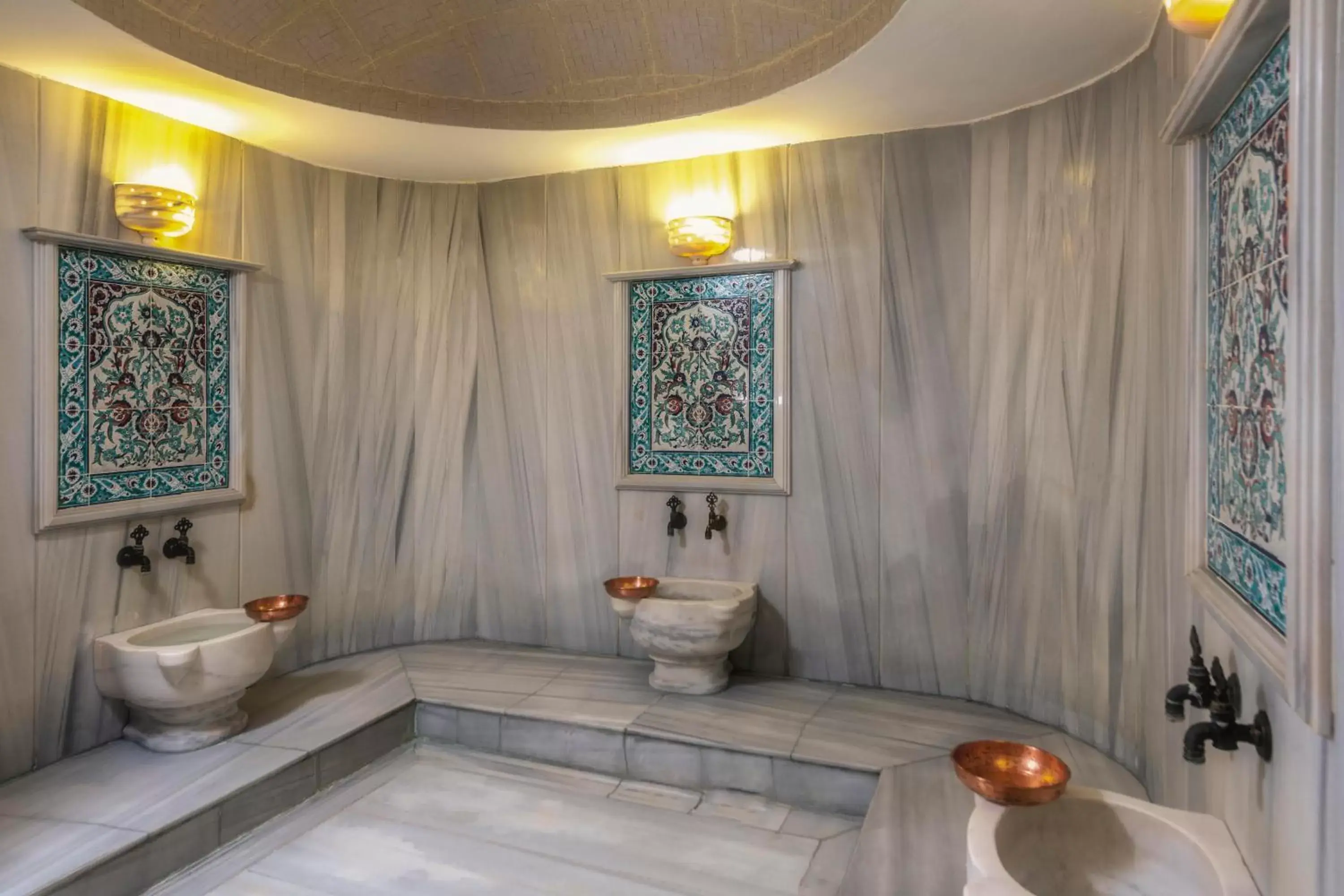 Public Bath in Hotel Yasmak Sultan