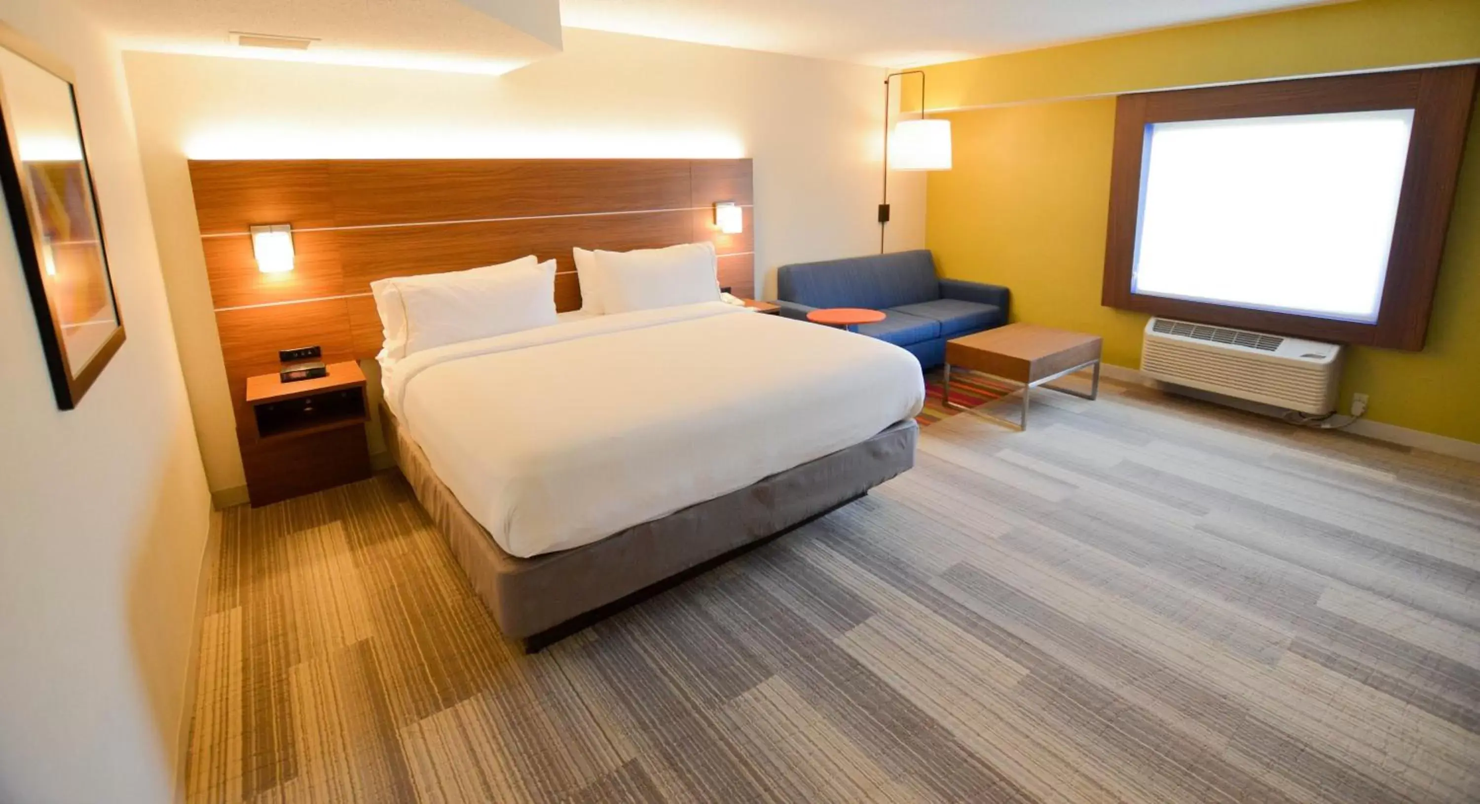 Photo of the whole room, Bed in Holiday Inn Express Pittsburgh-Bridgeville, an IHG Hotel