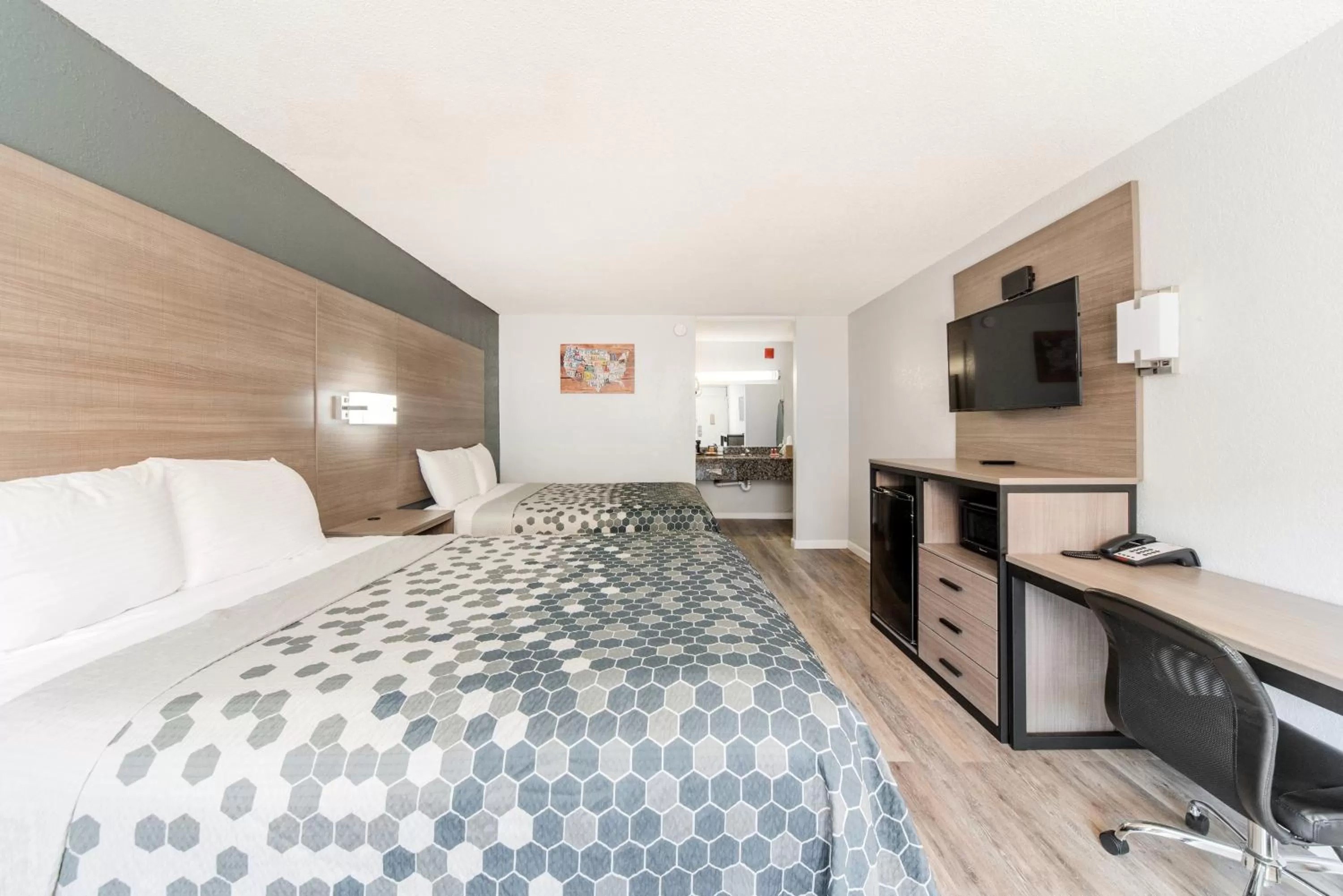 Bed in Econo Lodge Inn & Suites Near Bricktown