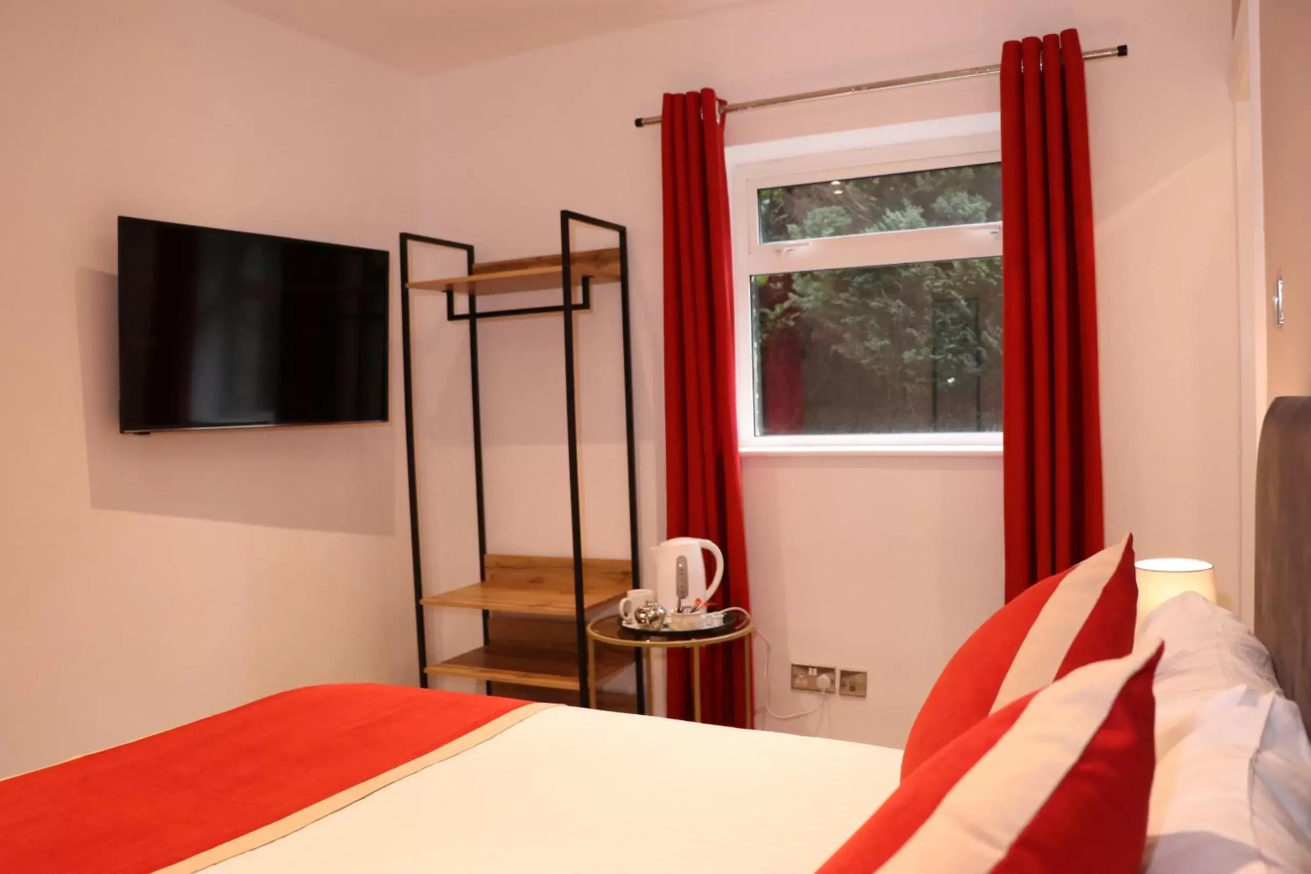 Bedroom, Bed in Dalesgate Hotel - Self Check In