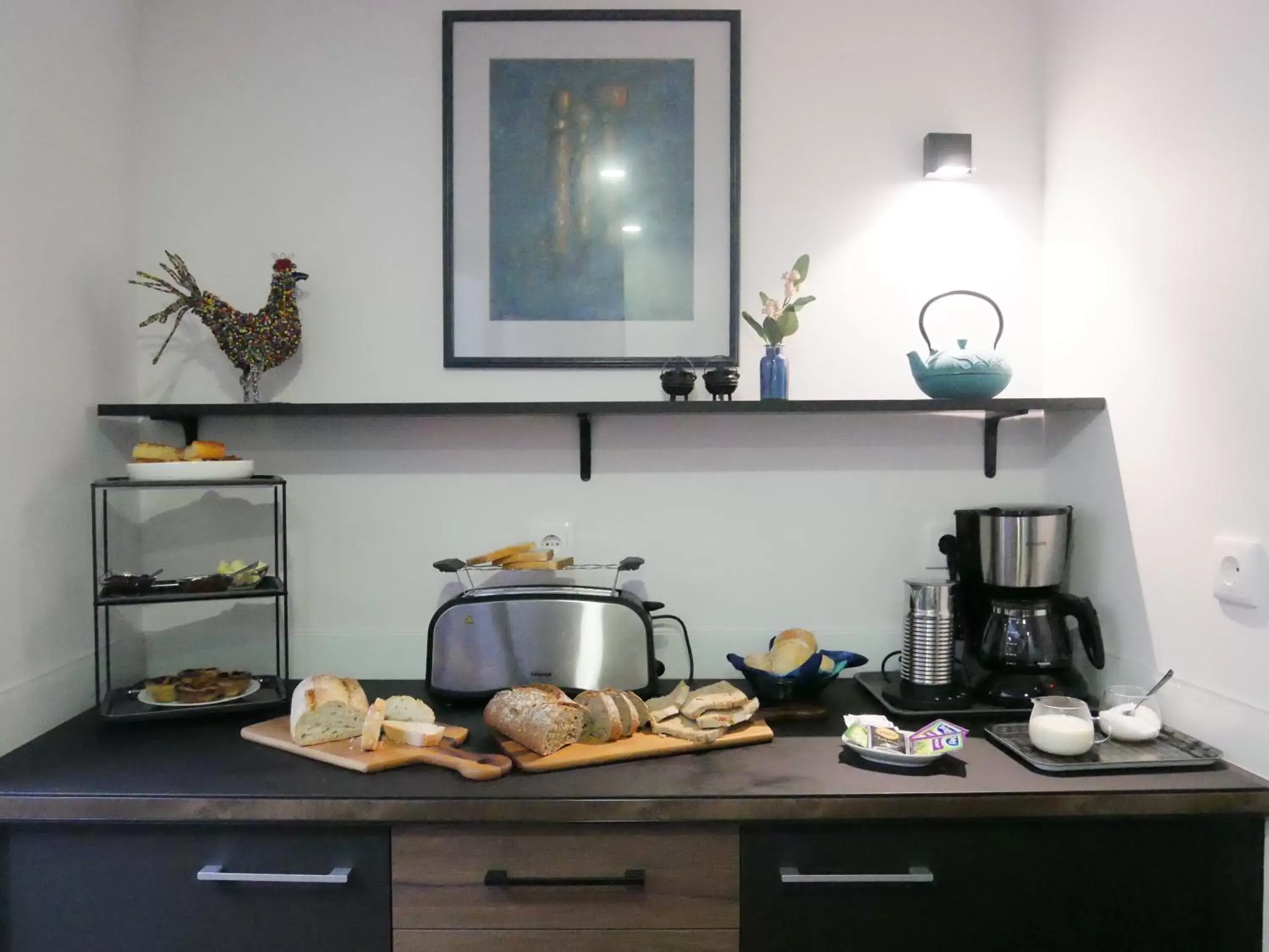 Coffee/tea facilities, Kitchen/Kitchenette in Serra do Pilar Porto Suites