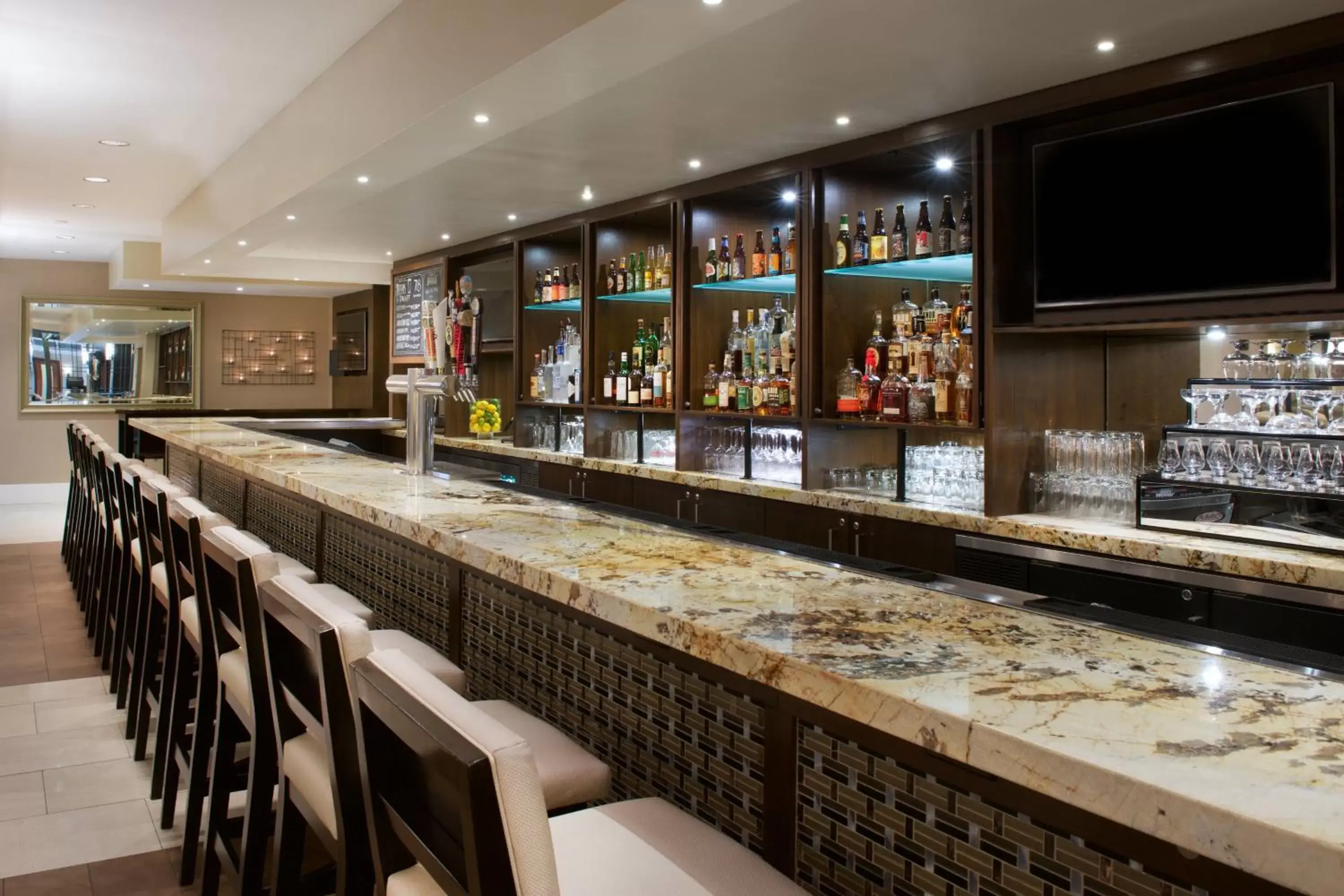 Kitchen or kitchenette, Lounge/Bar in Fairfax Marriott at Fair Oaks