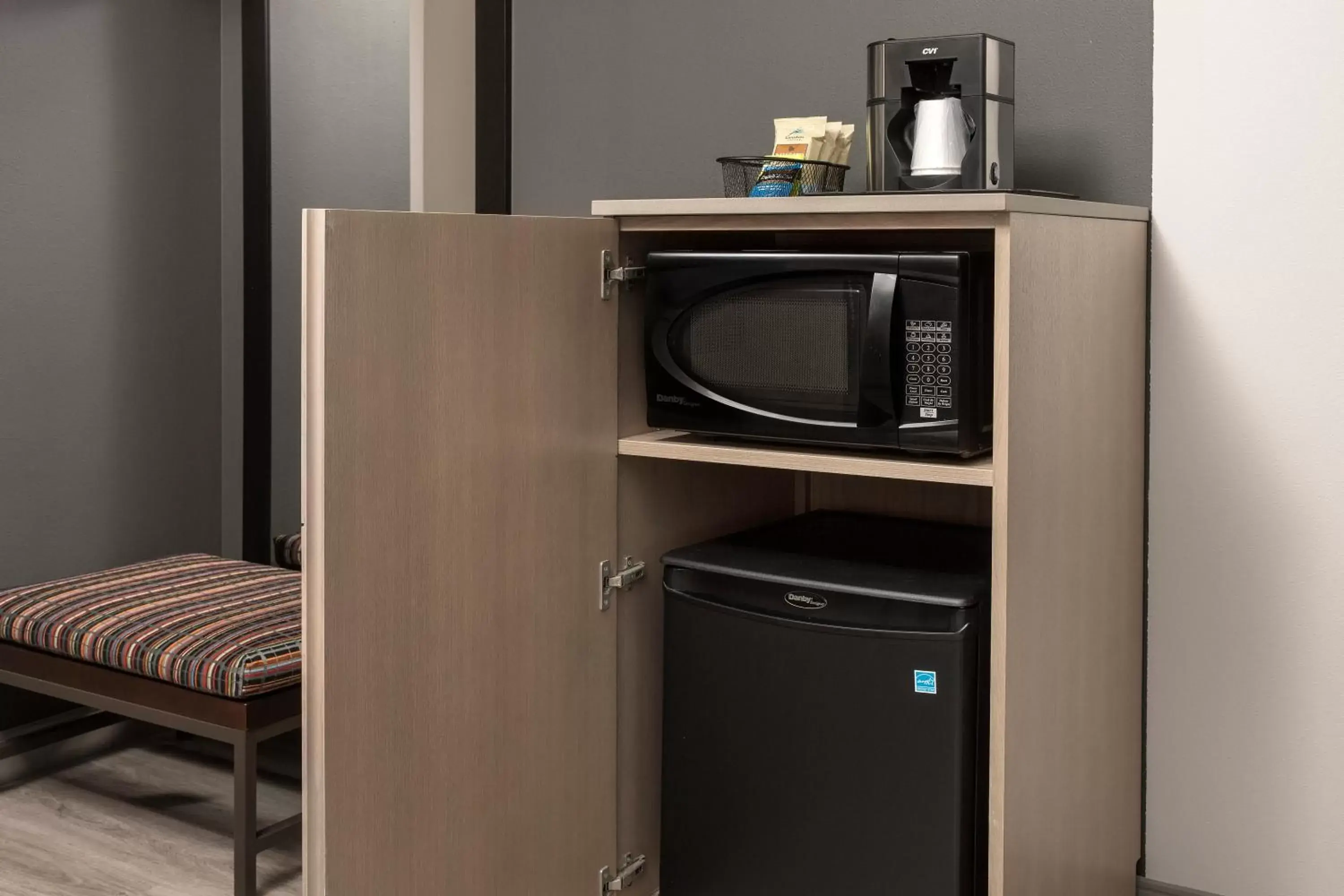 Coffee/tea facilities, Kitchen/Kitchenette in Country Inn & Suites by Radisson, Seattle-Tacoma International Airport, WA