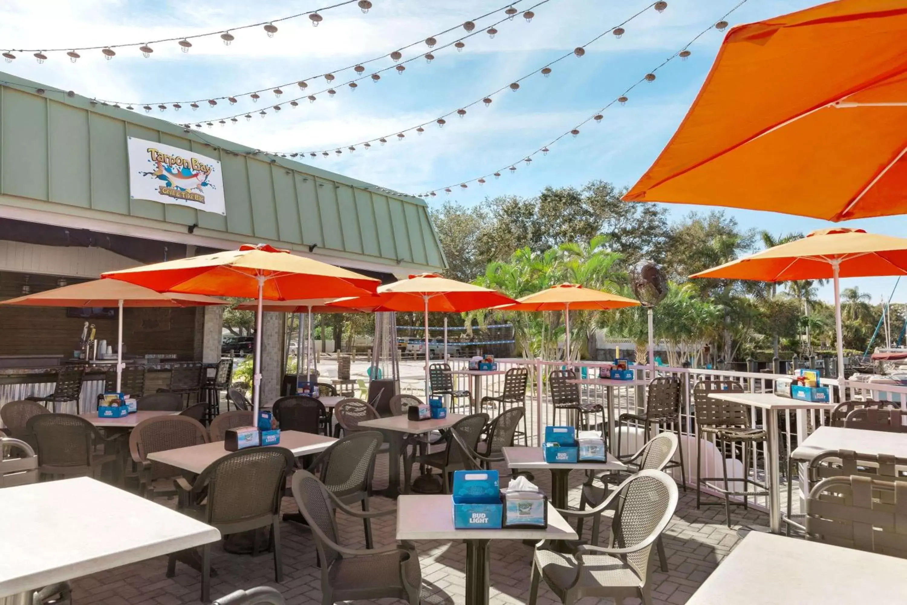 Lounge or bar, Restaurant/Places to Eat in Ramada by Wyndham Sarasota Waterfront