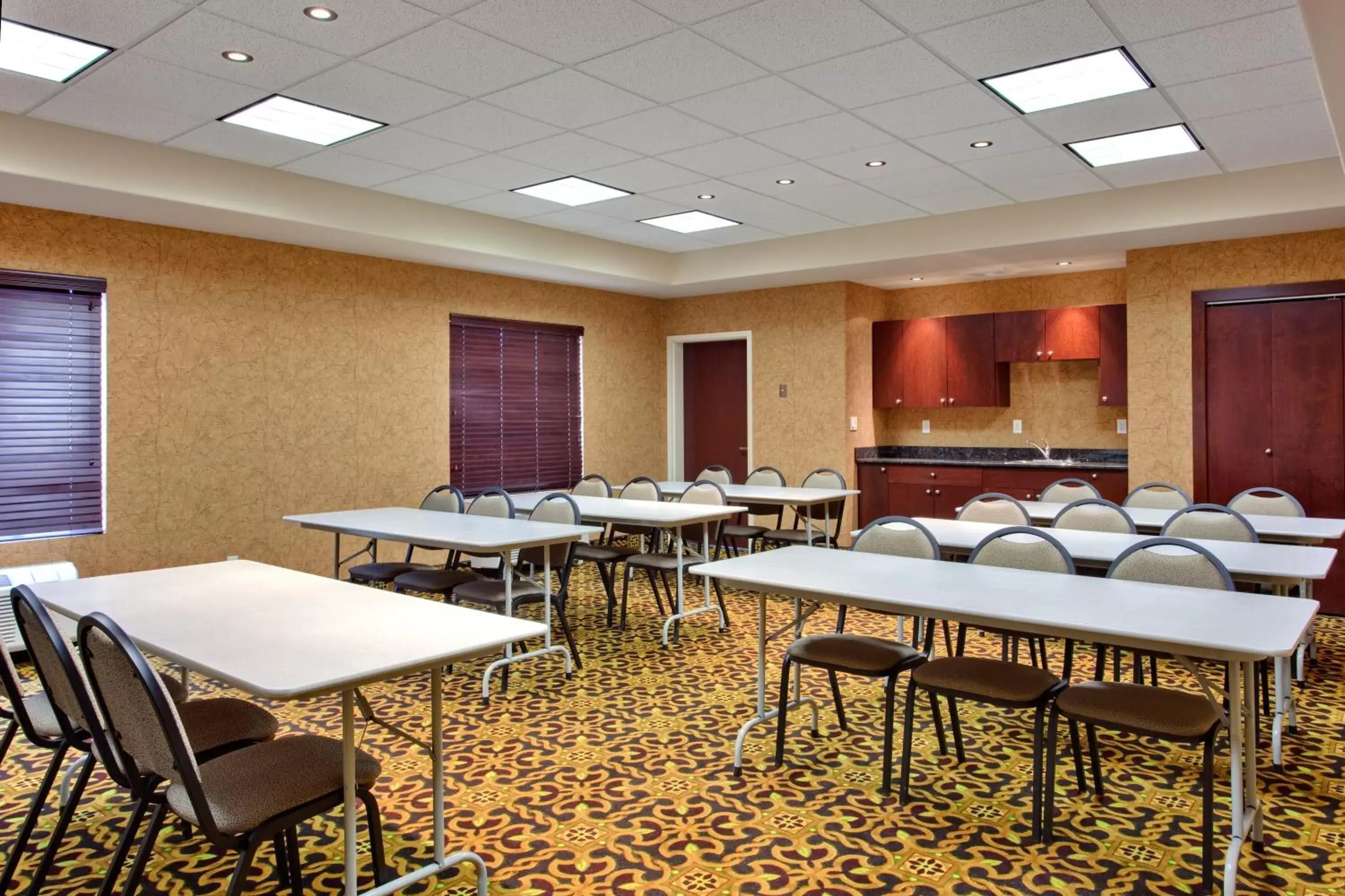 Meeting/conference room in Holiday Inn Express & Suites Whitecourt, an IHG Hotel