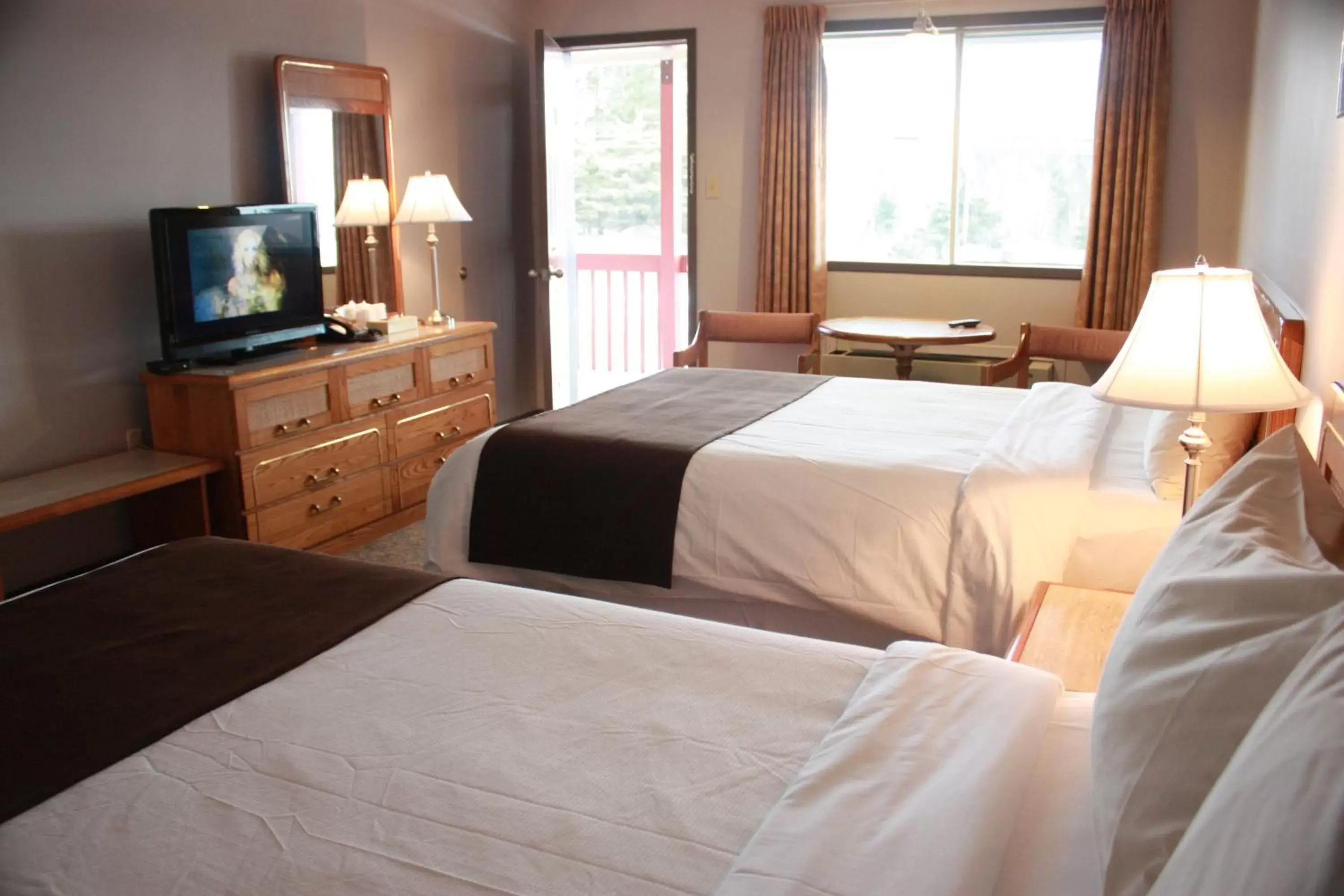 Bathroom, Bed in Motel Le Radisson de Val-David