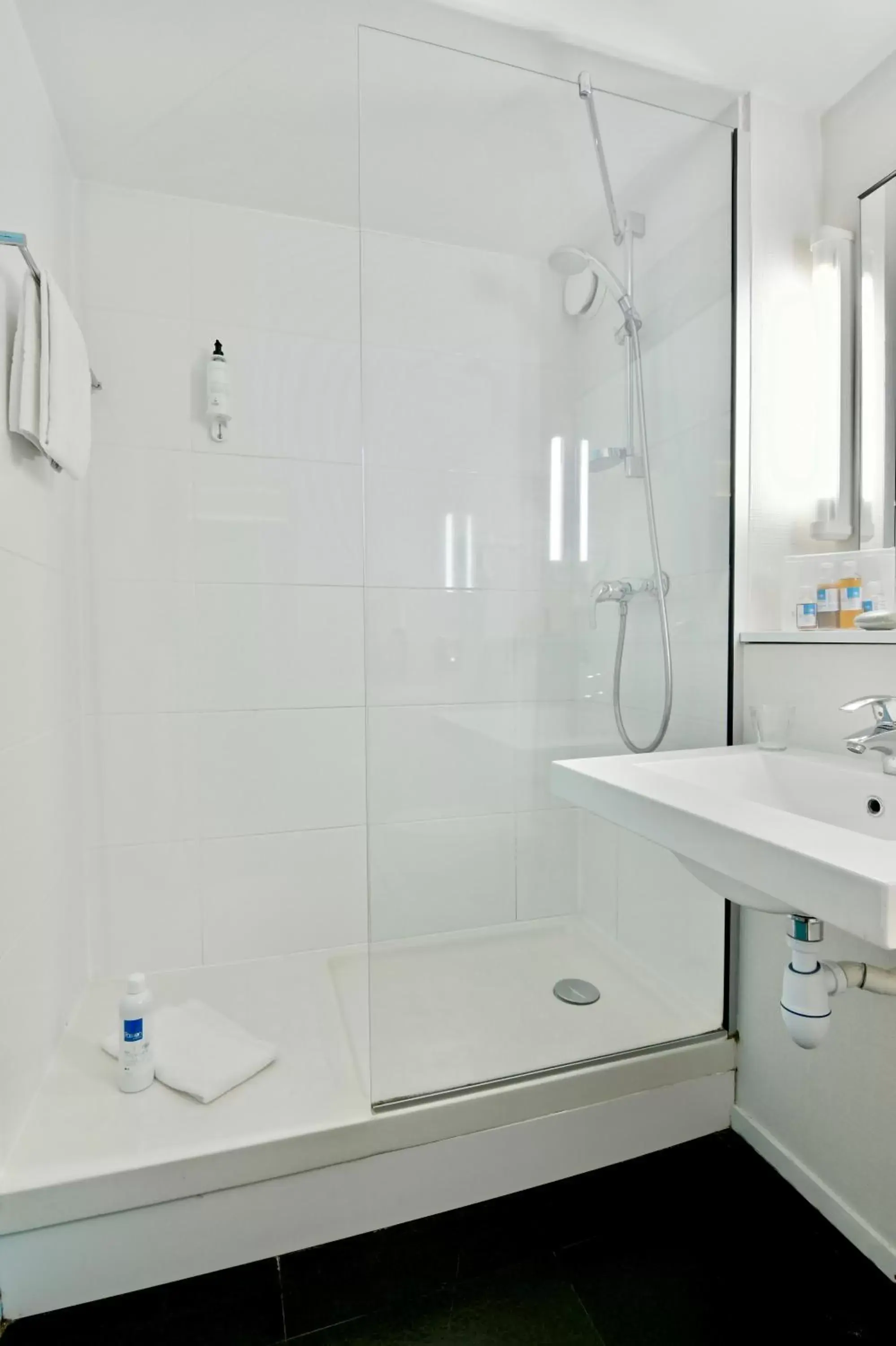 Bathroom in Kyriad Lannion-Perros-Guirec