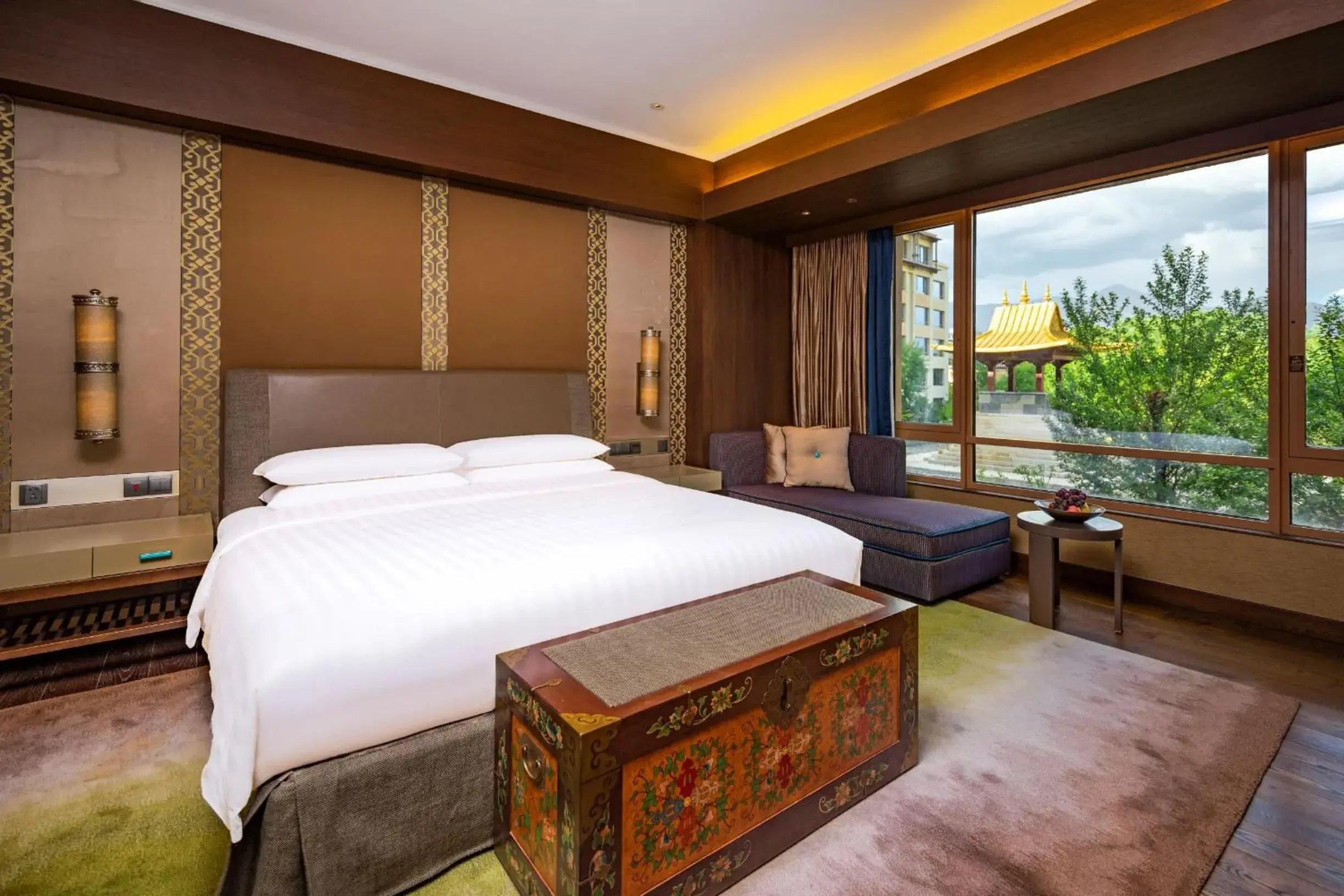 Bed in Shangri-La Lhasa