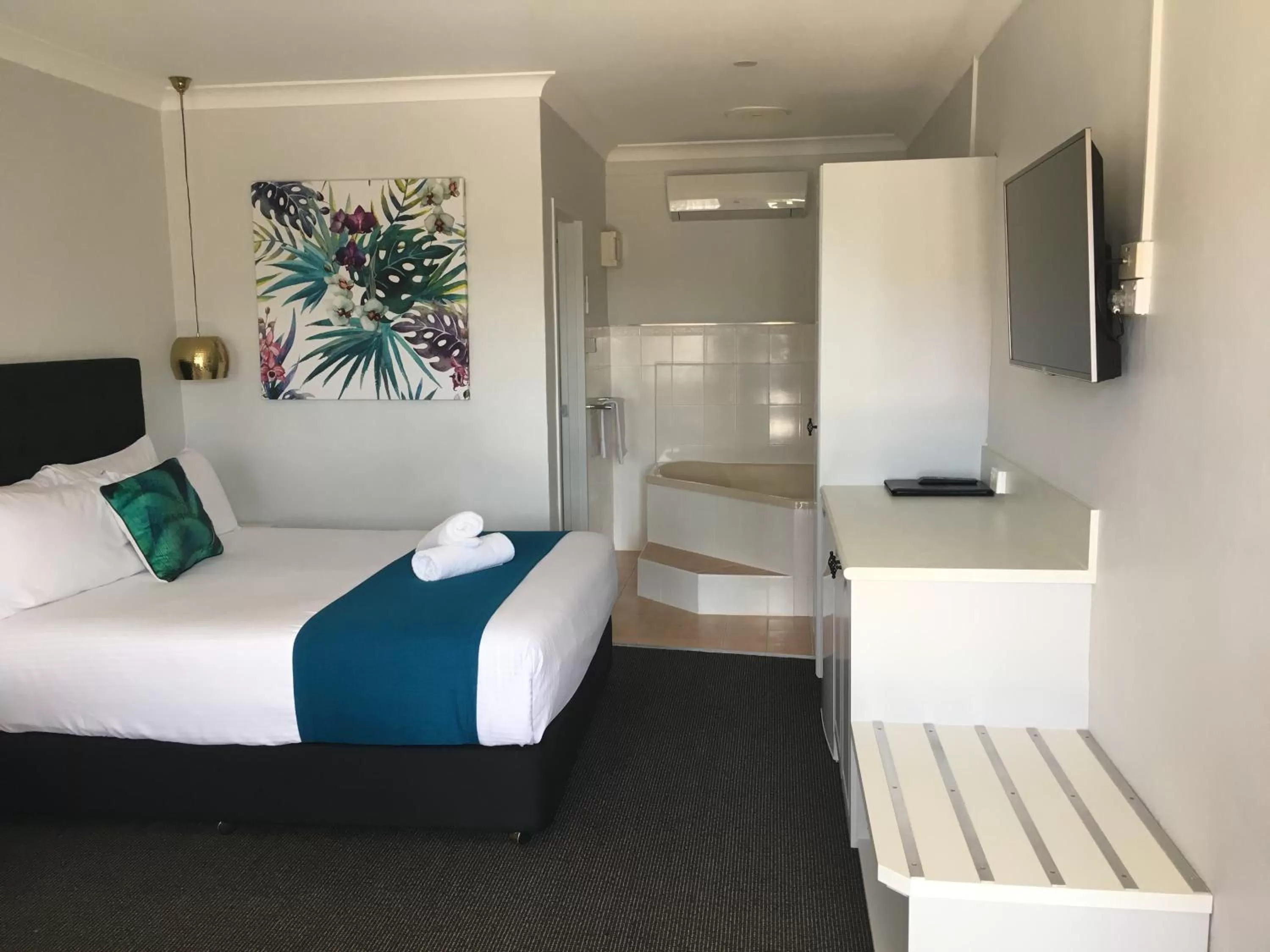 Bed in Araluen Motor Lodge