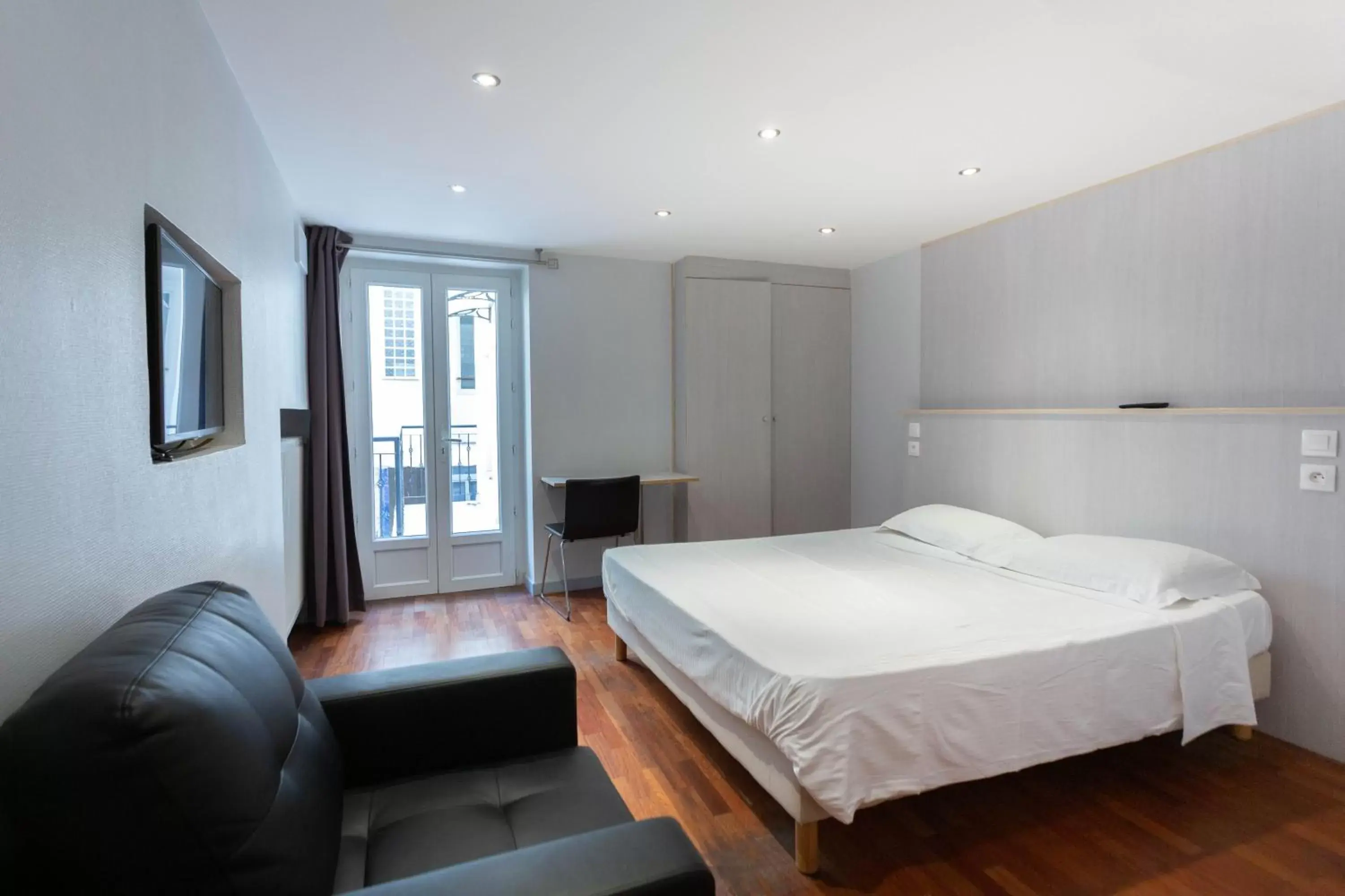 Bedroom in Hotel Mimosa Paris