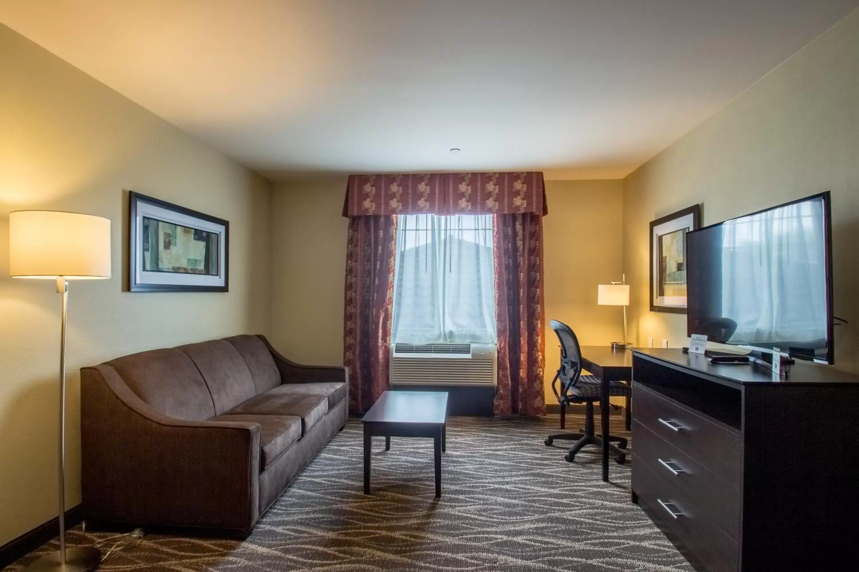 TV and multimedia, Seating Area in Cobblestone Inn & Suites - St Marys