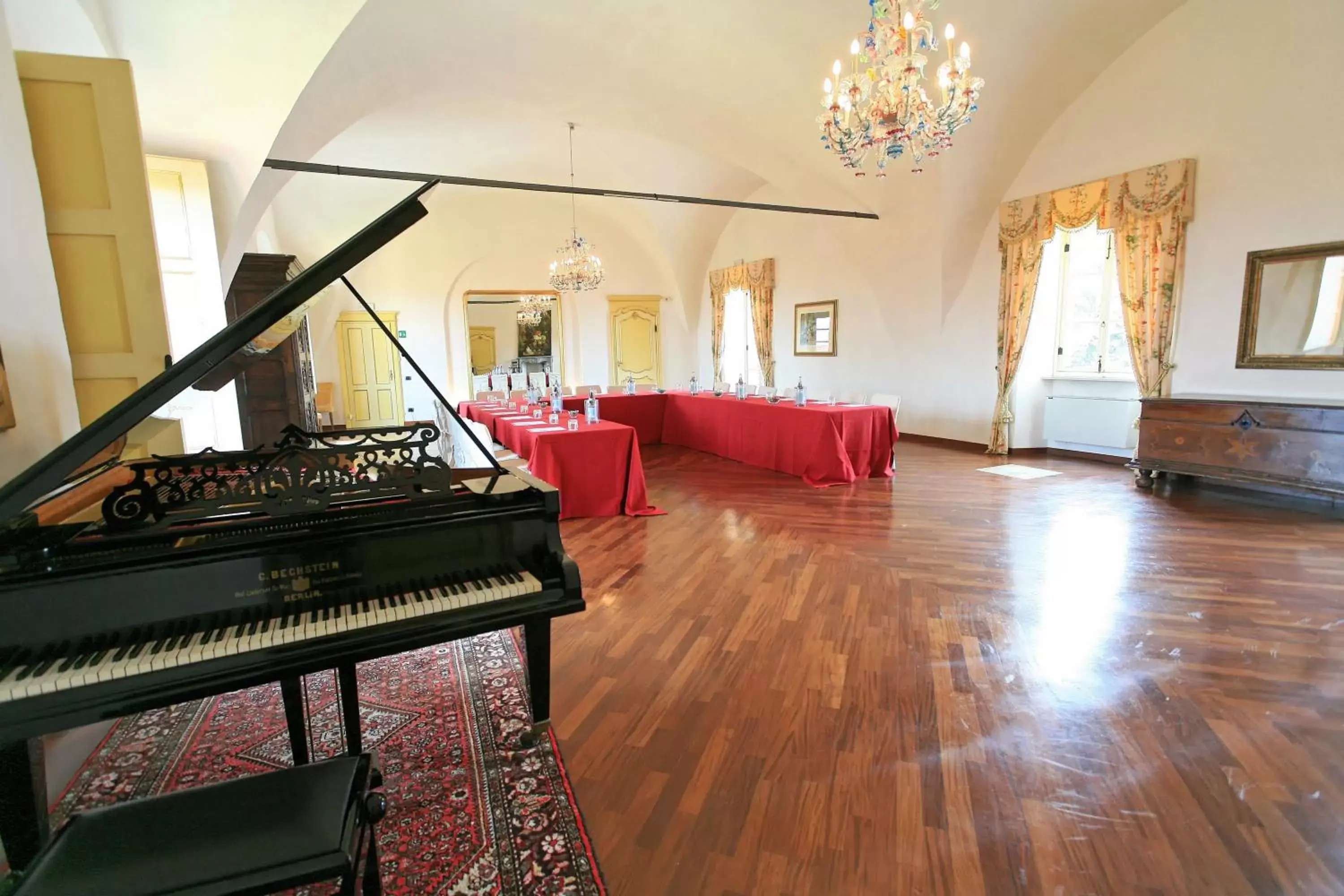 Business facilities in Castello Rosso