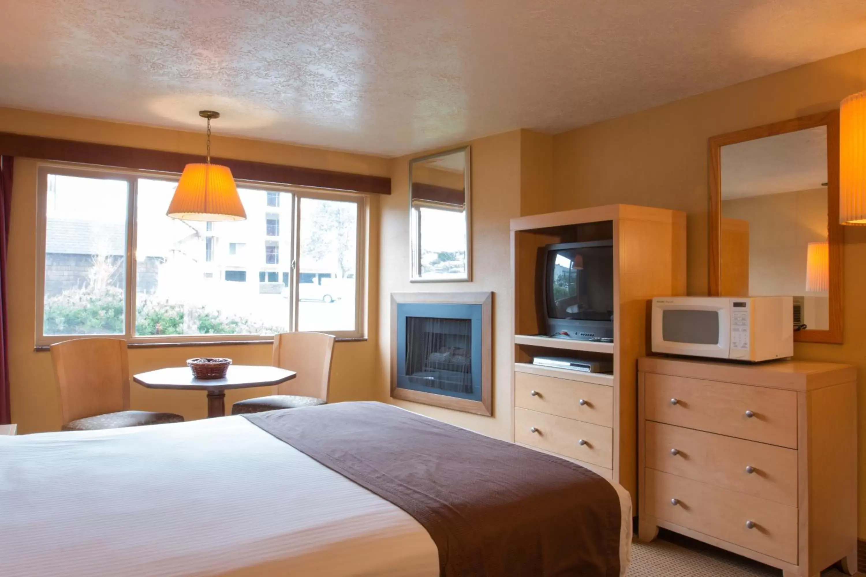 Photo of the whole room, Bed in Hi Tide Oceanfront Inn