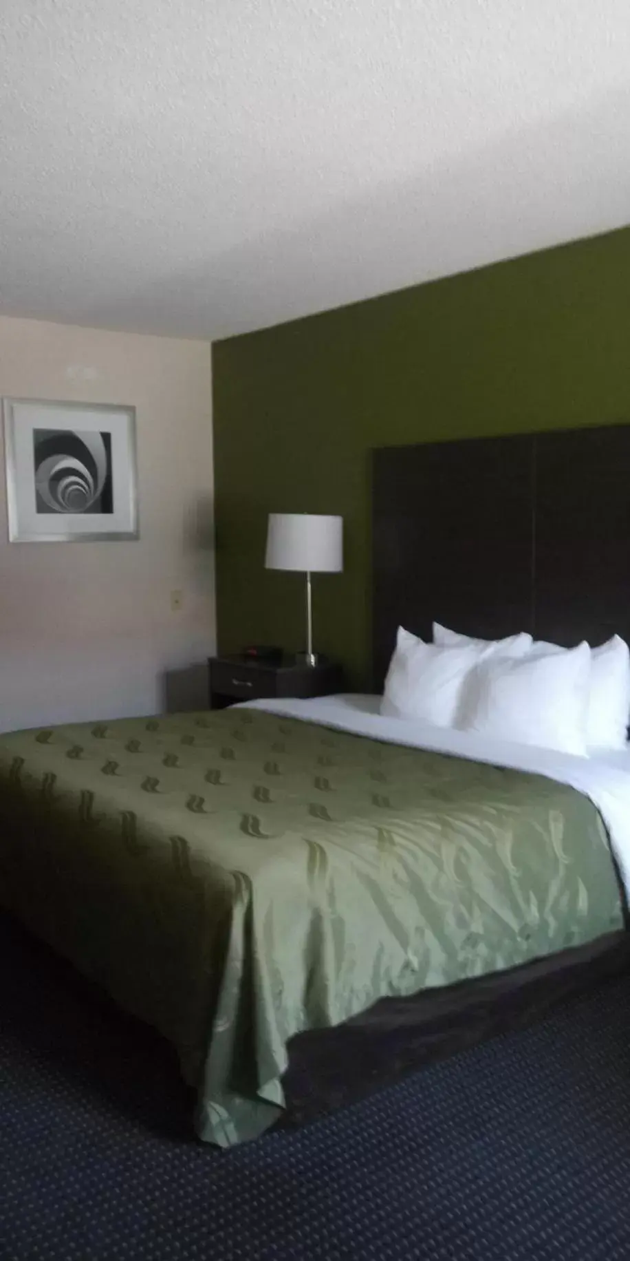 Bed in Quality Inn Little Creek Bed in Quality Inn Little Creek