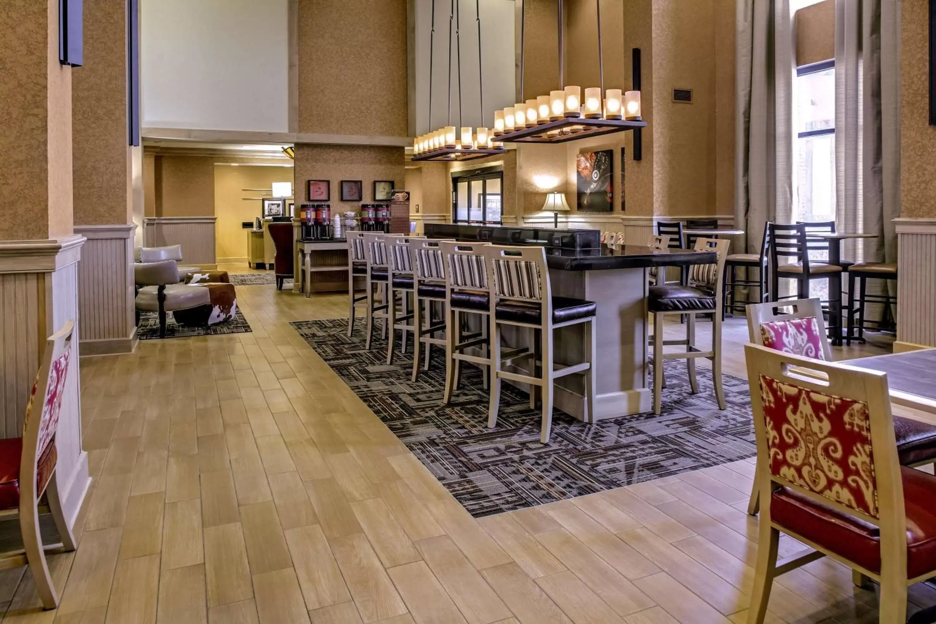 Restaurant/places to eat, Lounge/Bar in Hampton Inn & Suites Dodge City