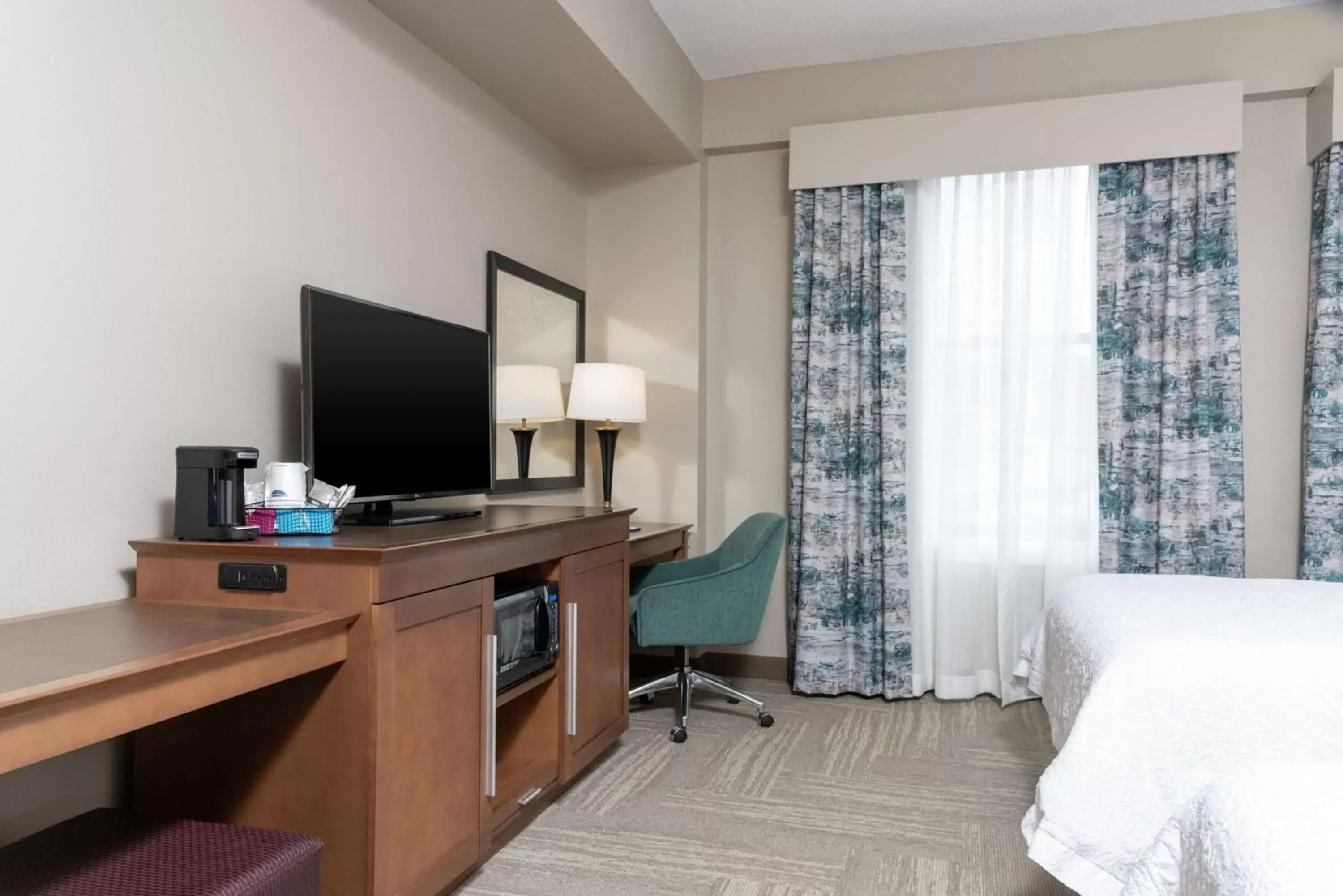 Bedroom, TV/Entertainment Center in Hampton Inn Indianapolis Downtown Across from Circle Centre