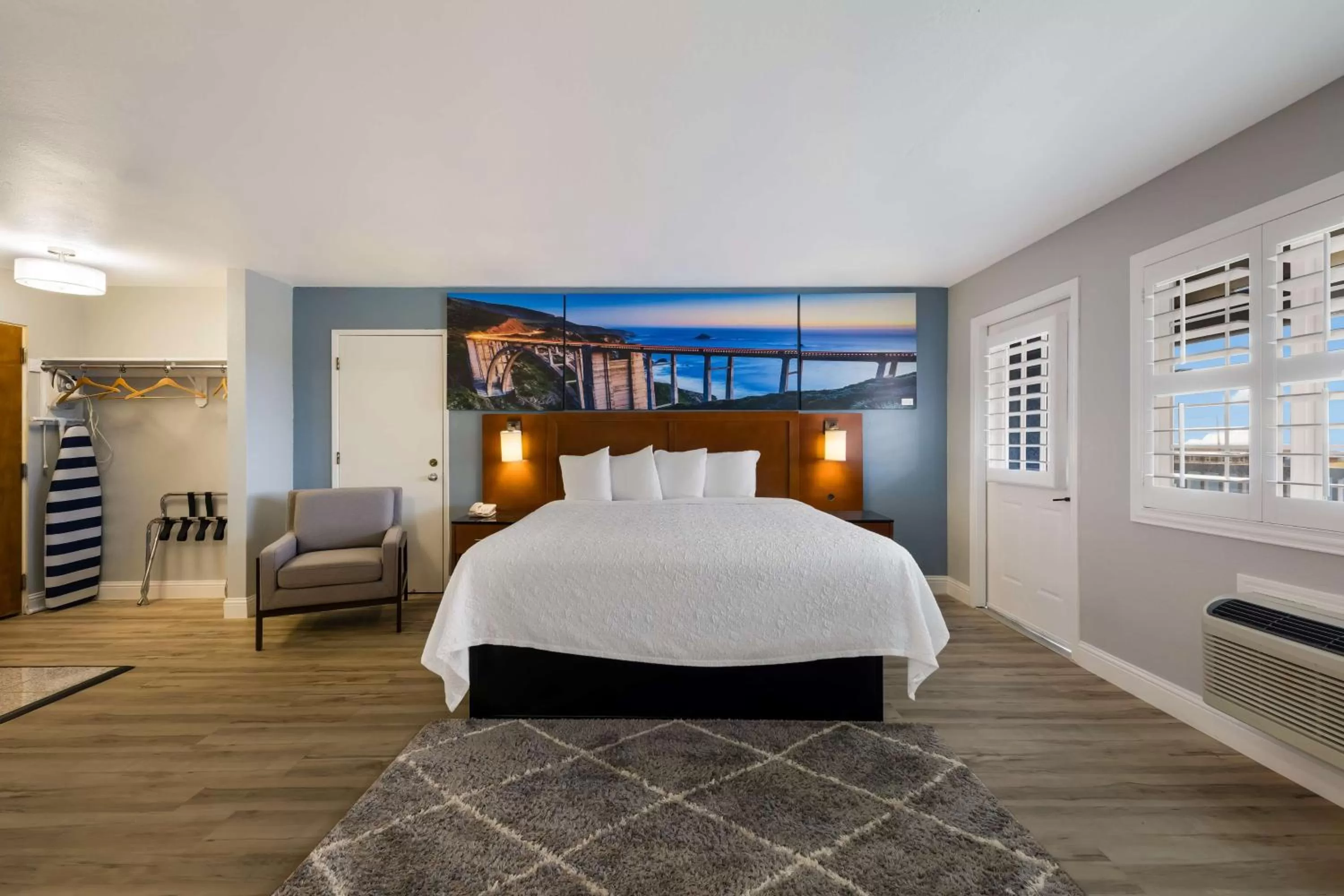  King Suite Oceanview with Sleeper Lounge in Pacific Coast Roadhouse - SureStay Collection by Best Western