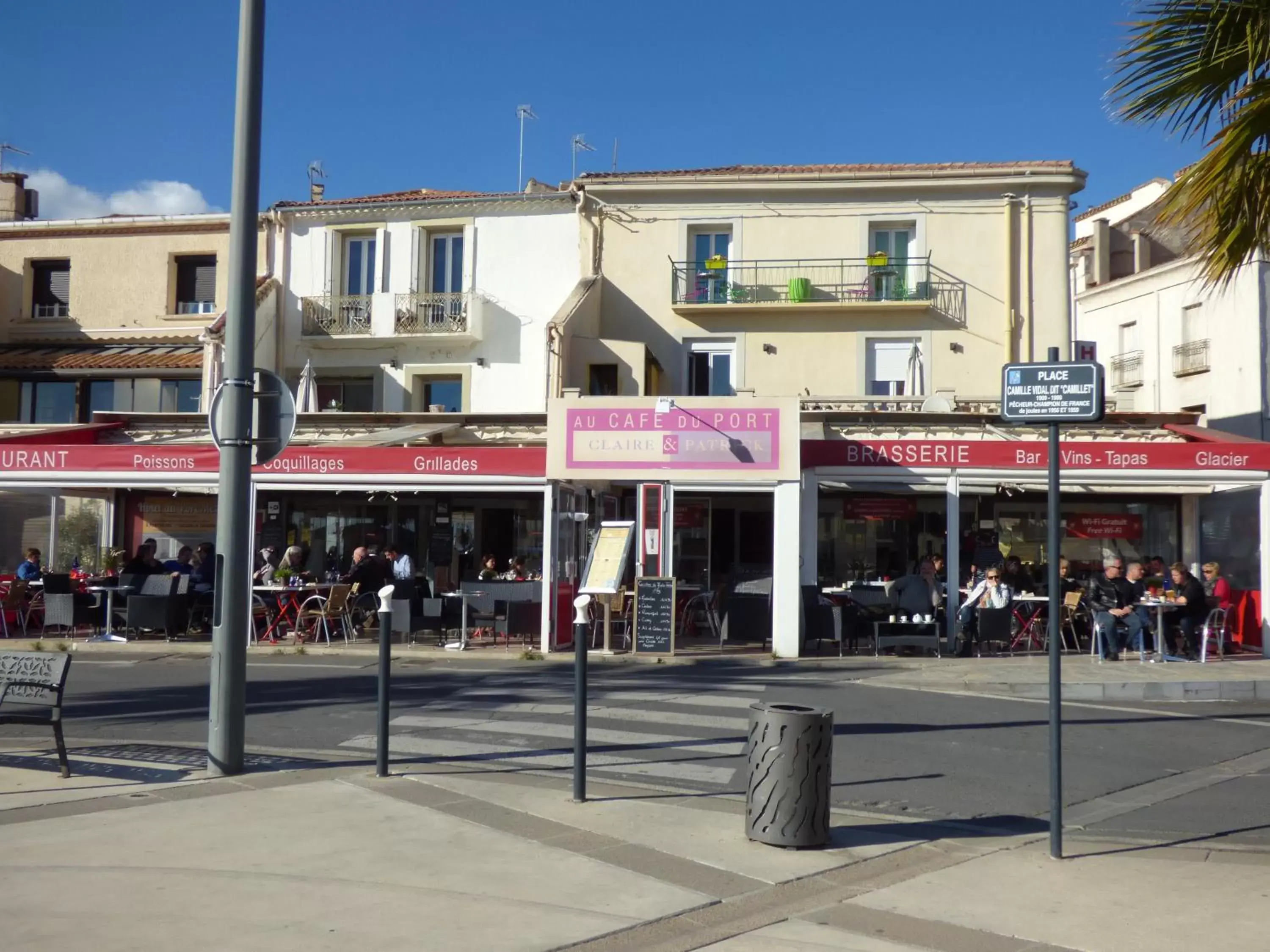 Facade/entrance, Property Building in Hotel-Restaurant Du Port