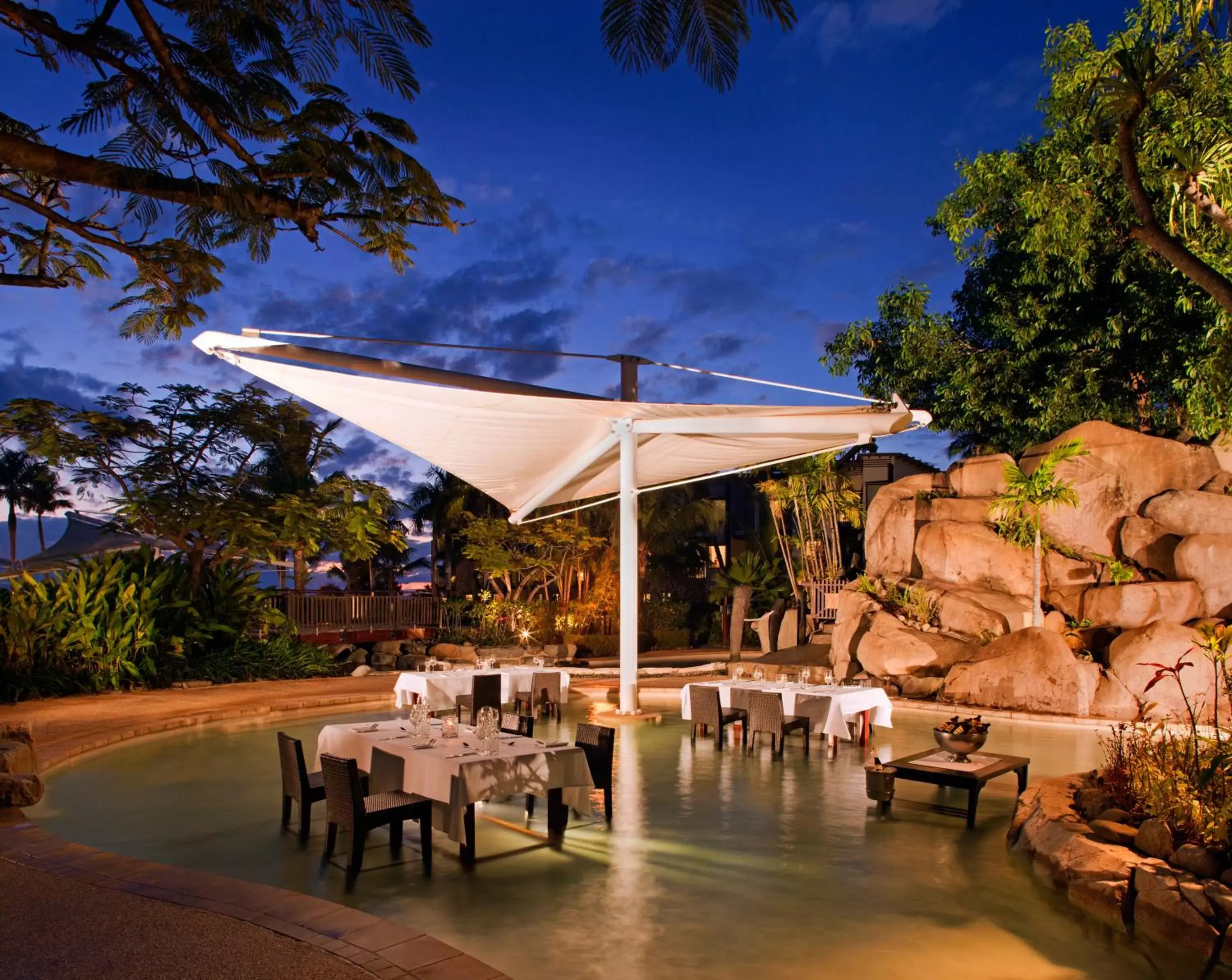 Restaurant/Places to Eat in Radisson Blu Resort Fiji