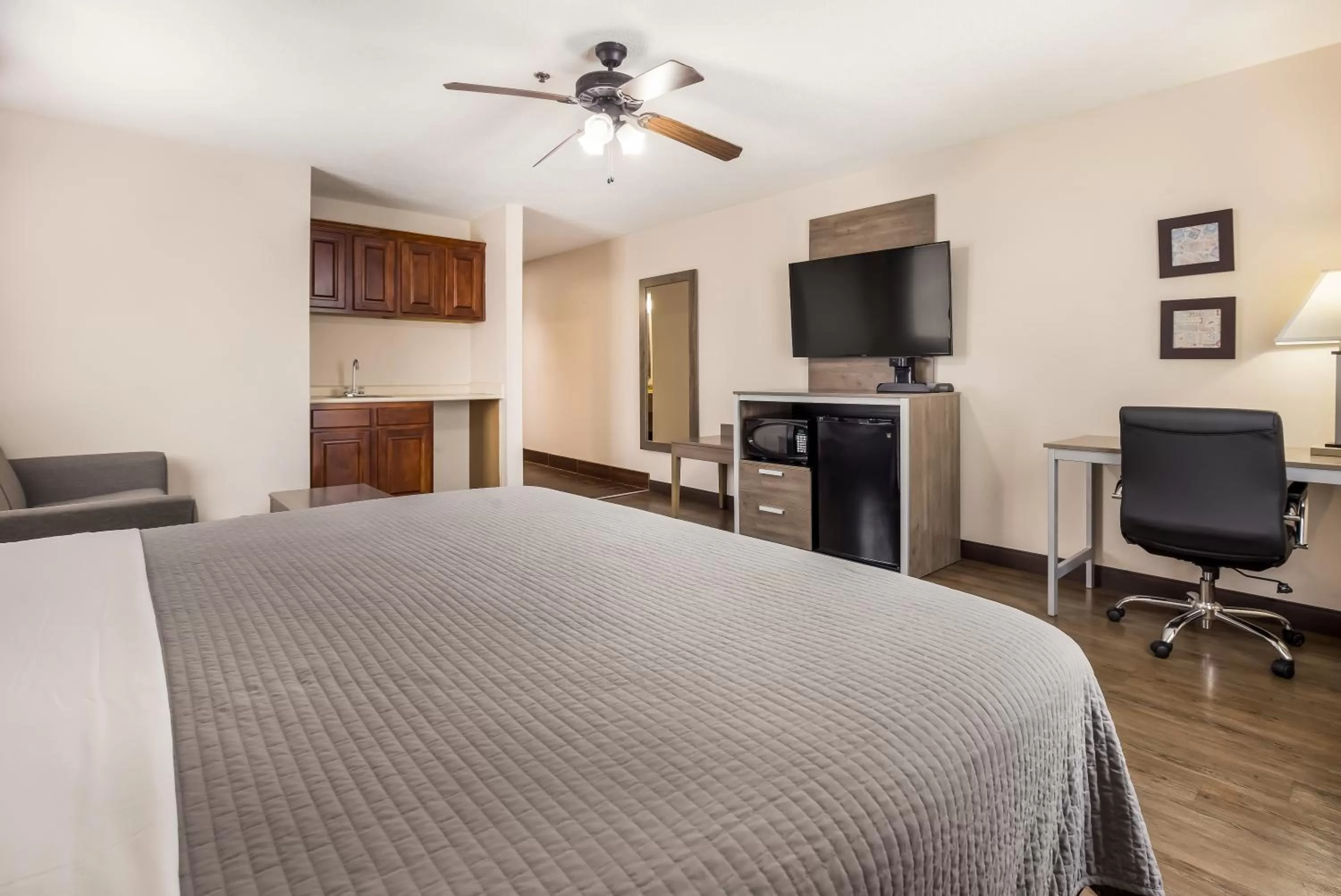 Bed in Hometown Inn Thomasville