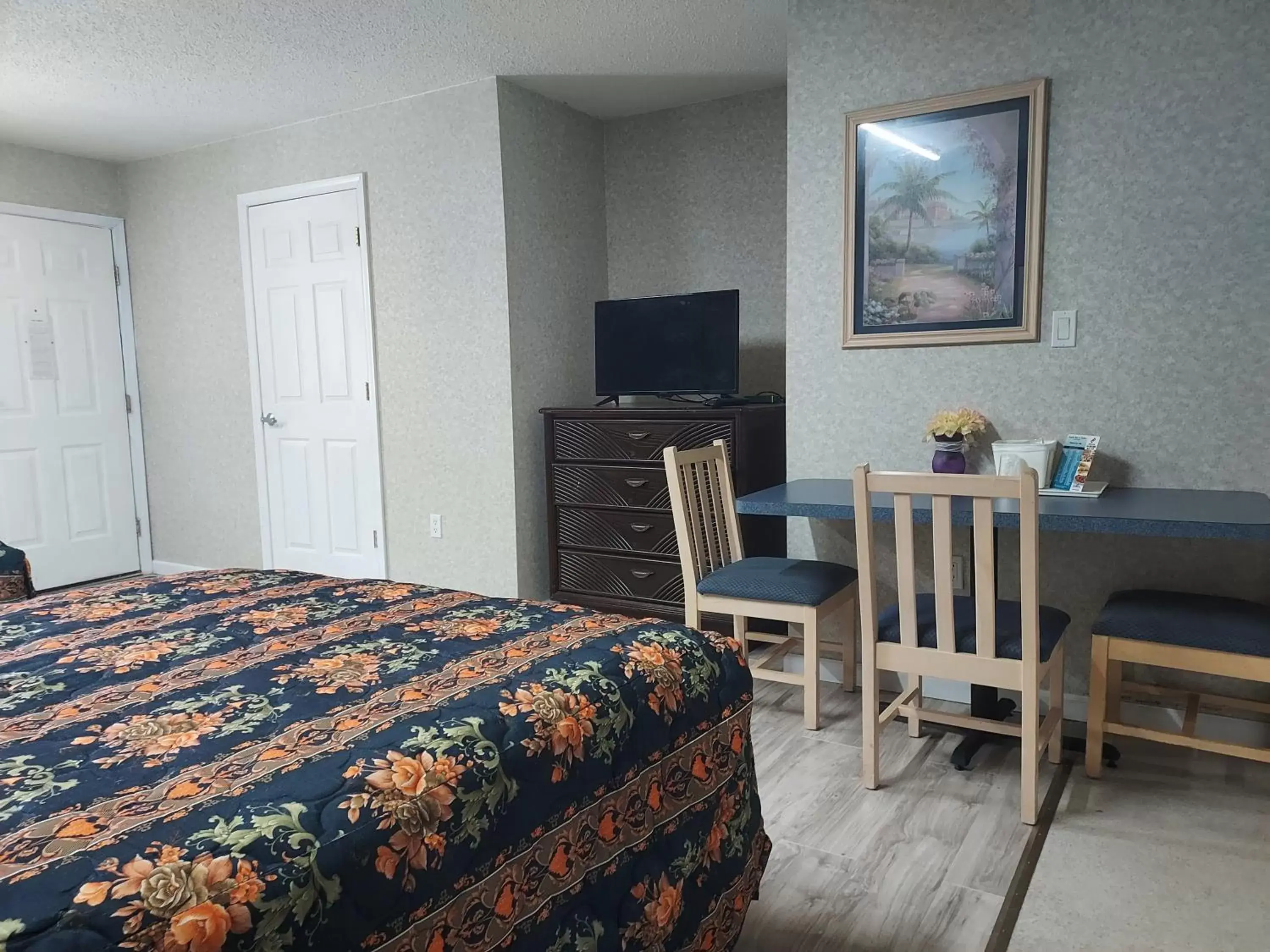 Communal lounge/ TV room, Bed in Studio Inn and Suites Communal lounge/ TV room, Bed in Studio Inn and Suites