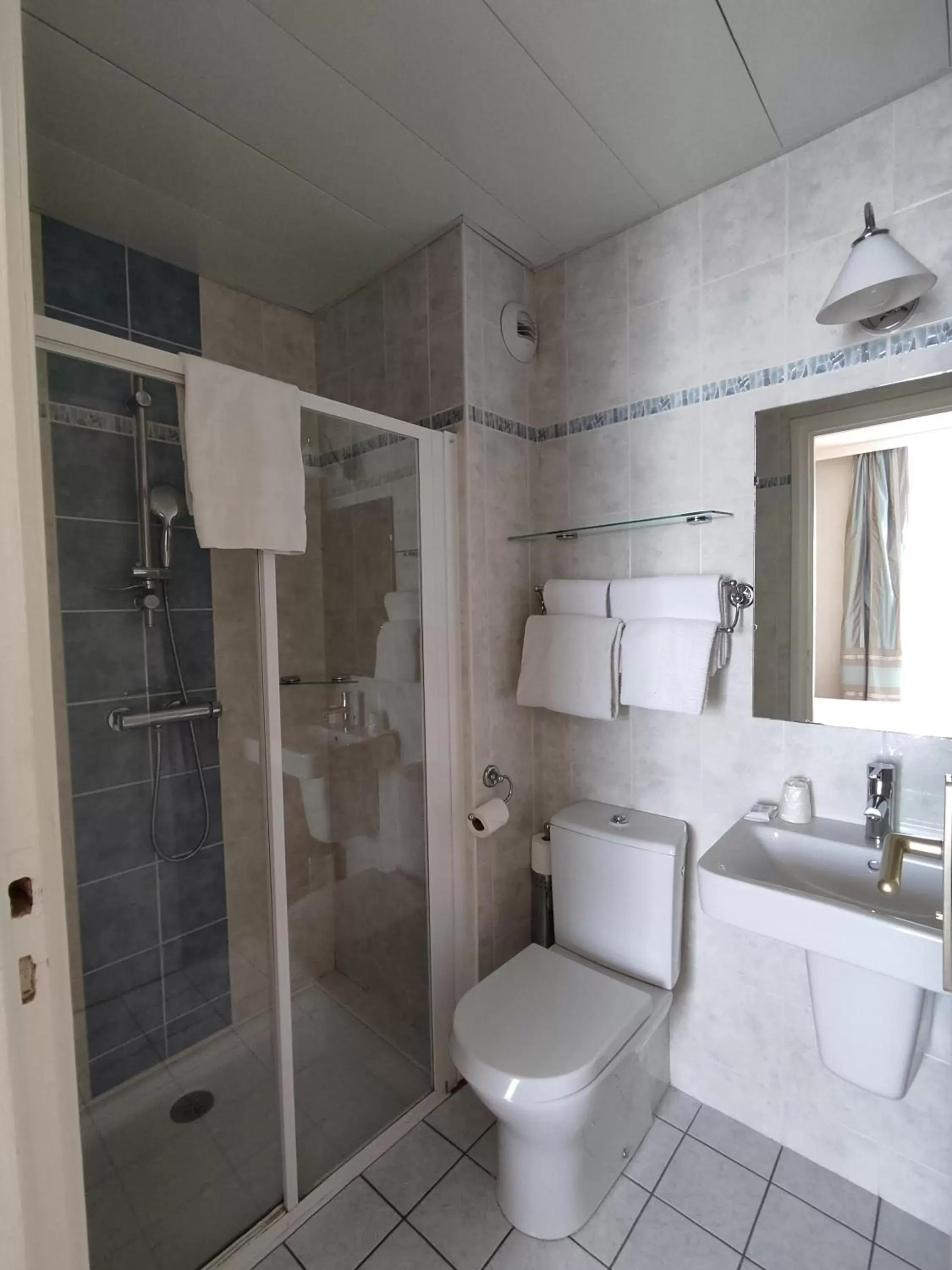 Shower, Bathroom in Hôtel Vauban