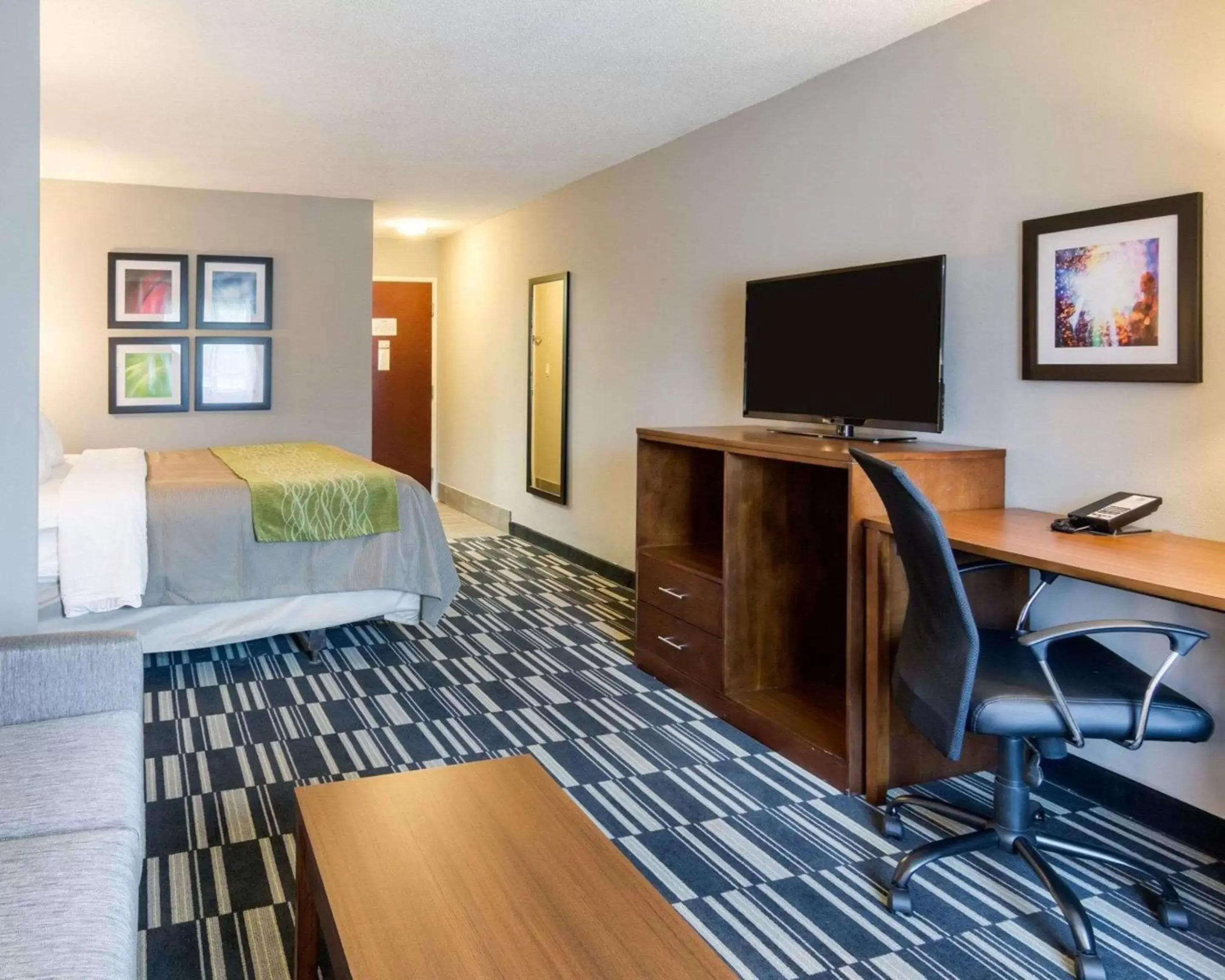 Photo of the whole room, TV/Entertainment Center in Quality Inn & Suites Ashland near Kings Dominion