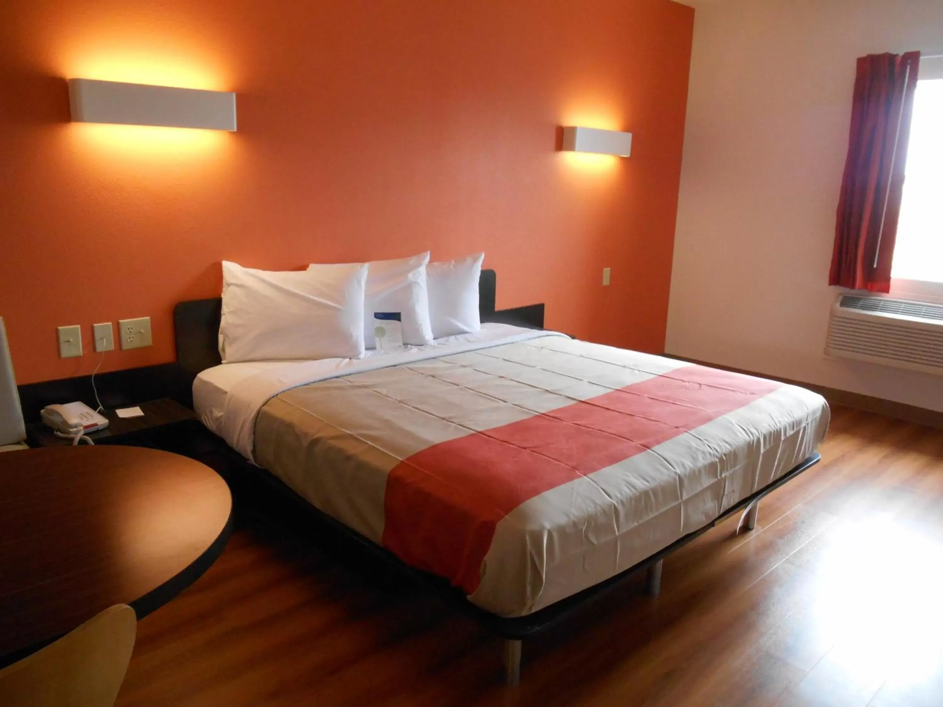 Bedroom, Bed in Motel 6-Jourdanton, TX