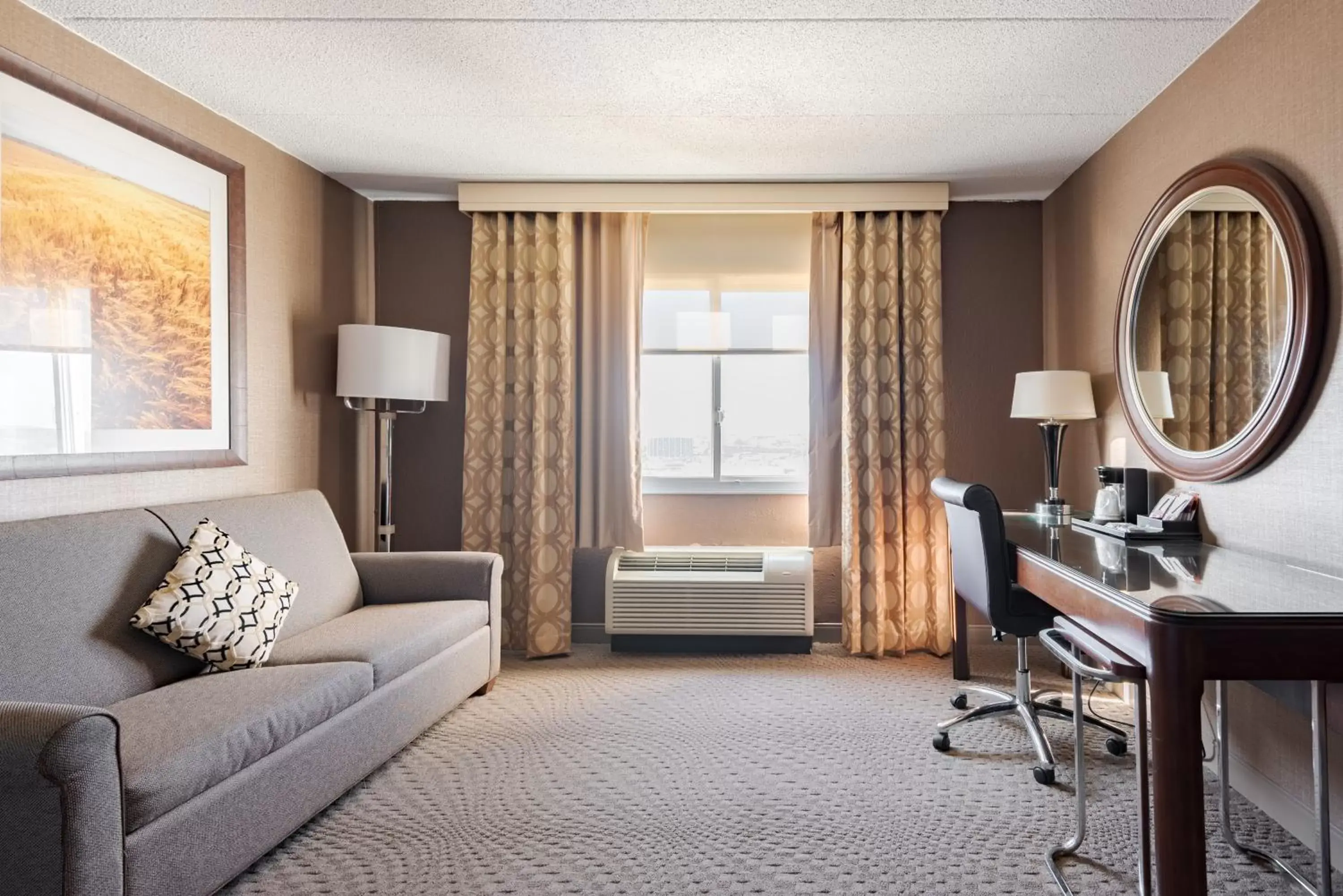 Photo of the whole room, Seating Area in Wyndham Omaha Hotel - West Dodge