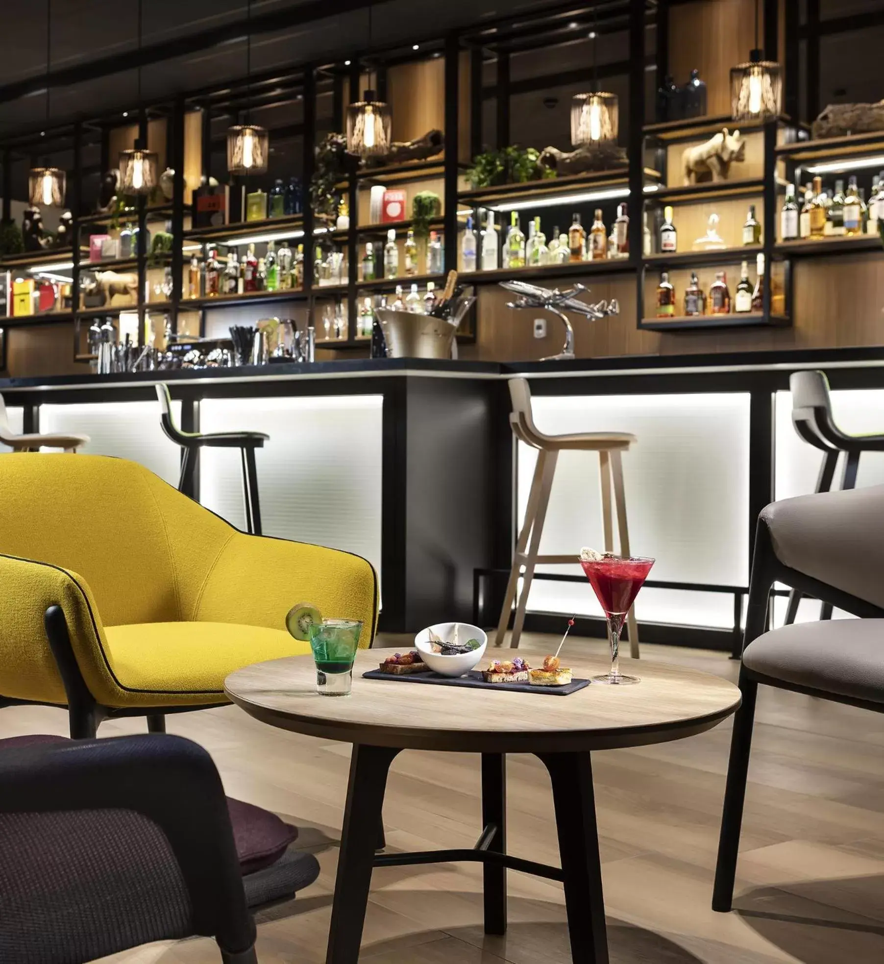Lounge or bar in INNSiDE by Meliá Paris Charles de Gaulle Airport