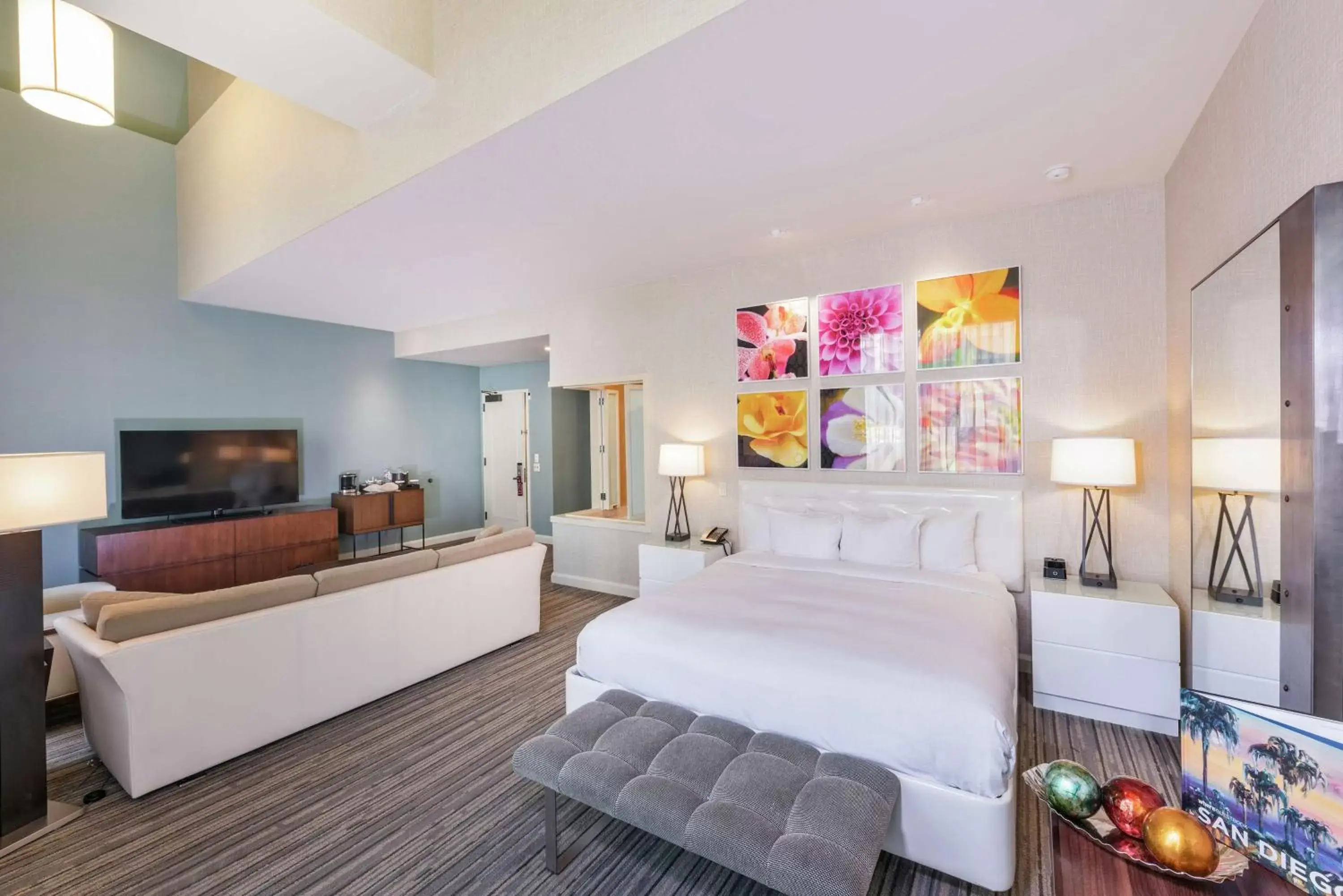Bedroom, Bed in Hilton San Diego Gaslamp Quarter